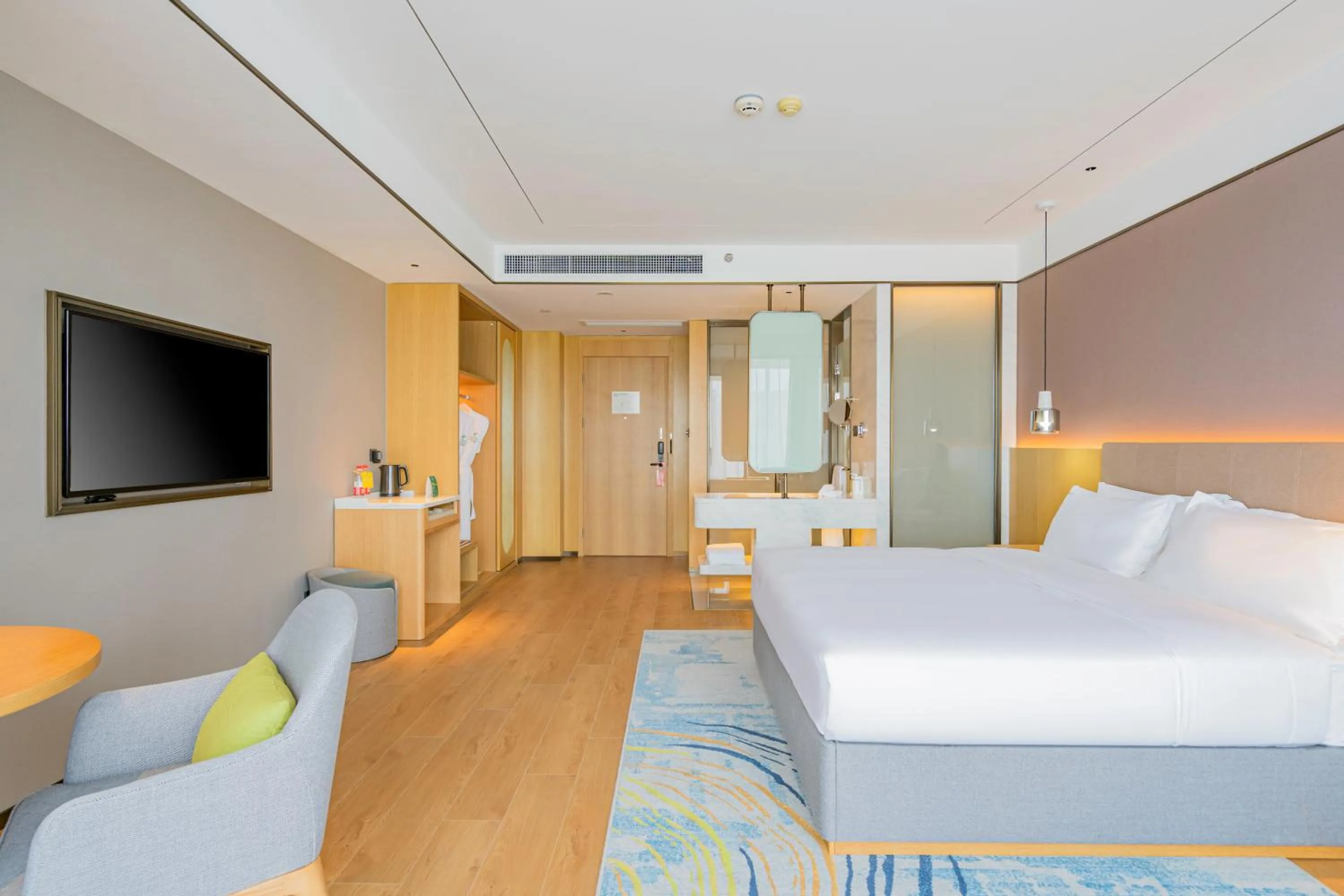 Photo of the whole room in Holiday Inn One Thousand Island Lake by IHG