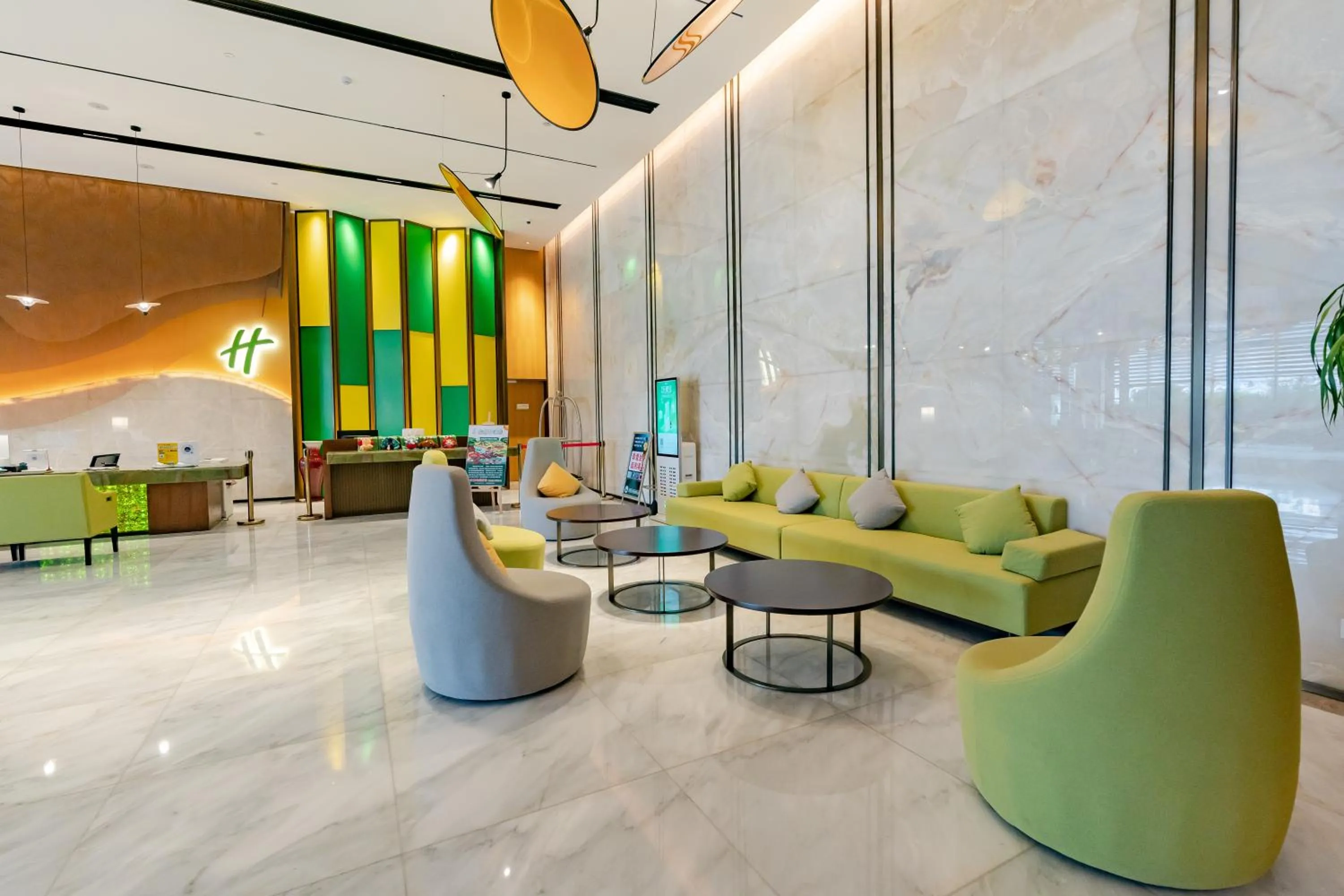 Seating area in Holiday Inn One Thousand Island Lake by IHG