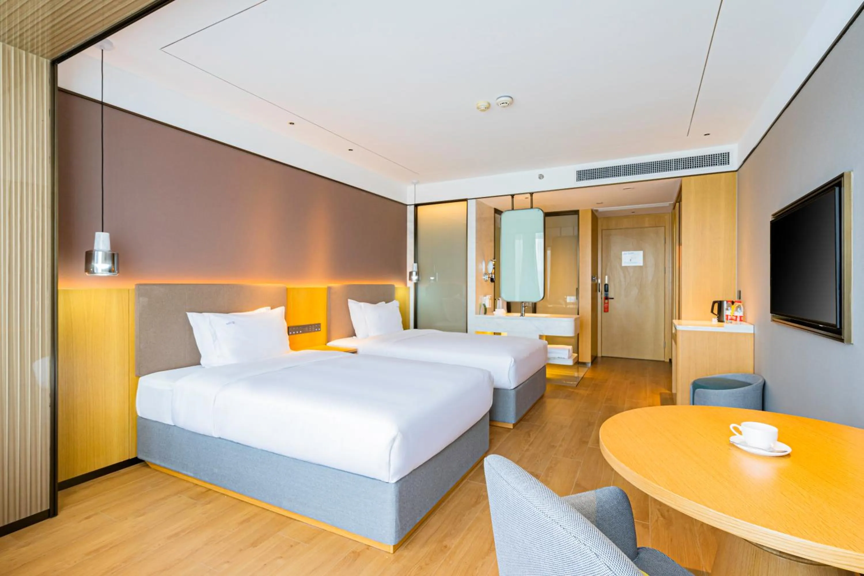 Photo of the whole room in Holiday Inn One Thousand Island Lake by IHG