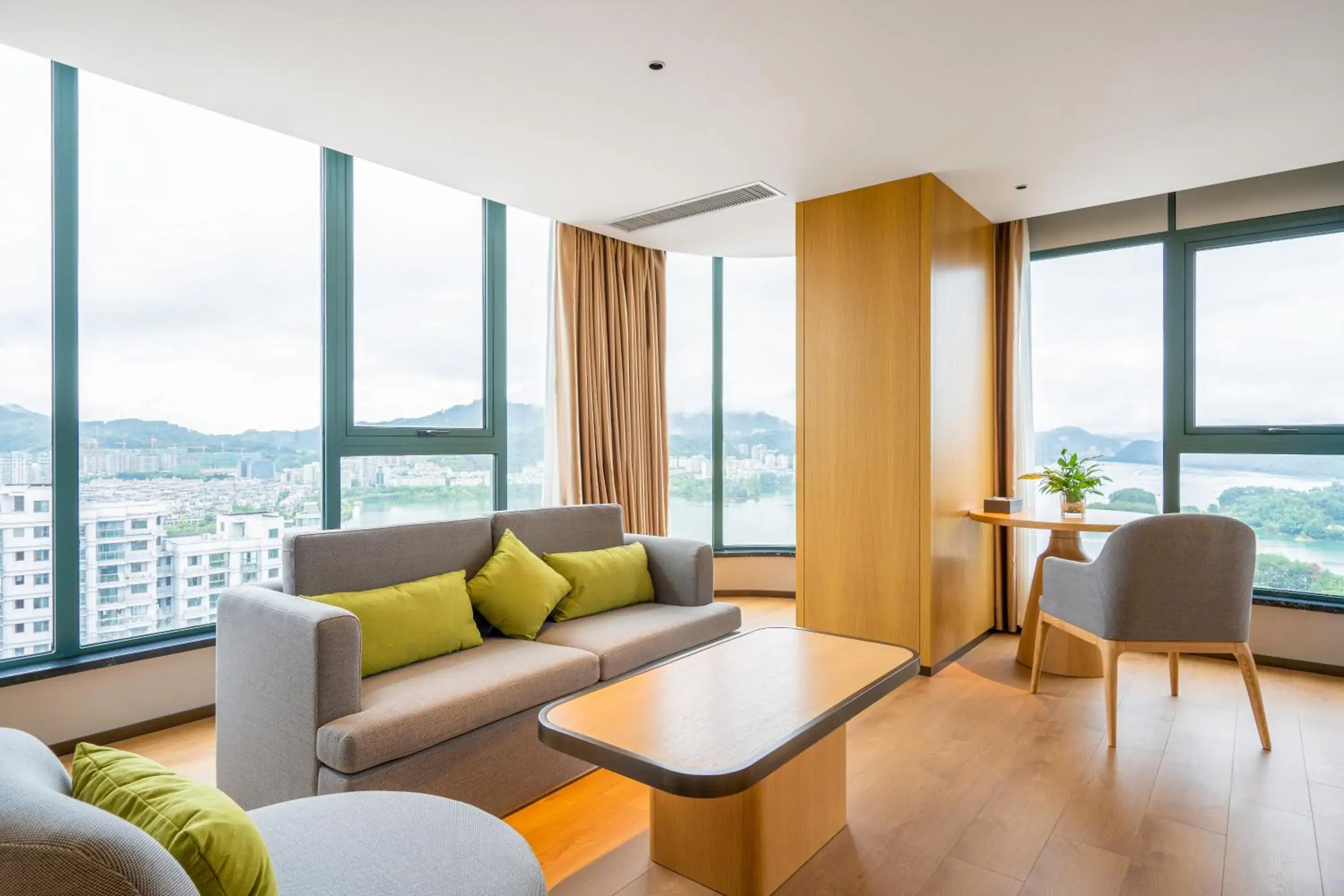 One-Bedroom Suite with City View in Holiday Inn One Thousand Island Lake by IHG One-Bedroom Suite with City View in Holiday Inn One Thousand Island Lake by IHG