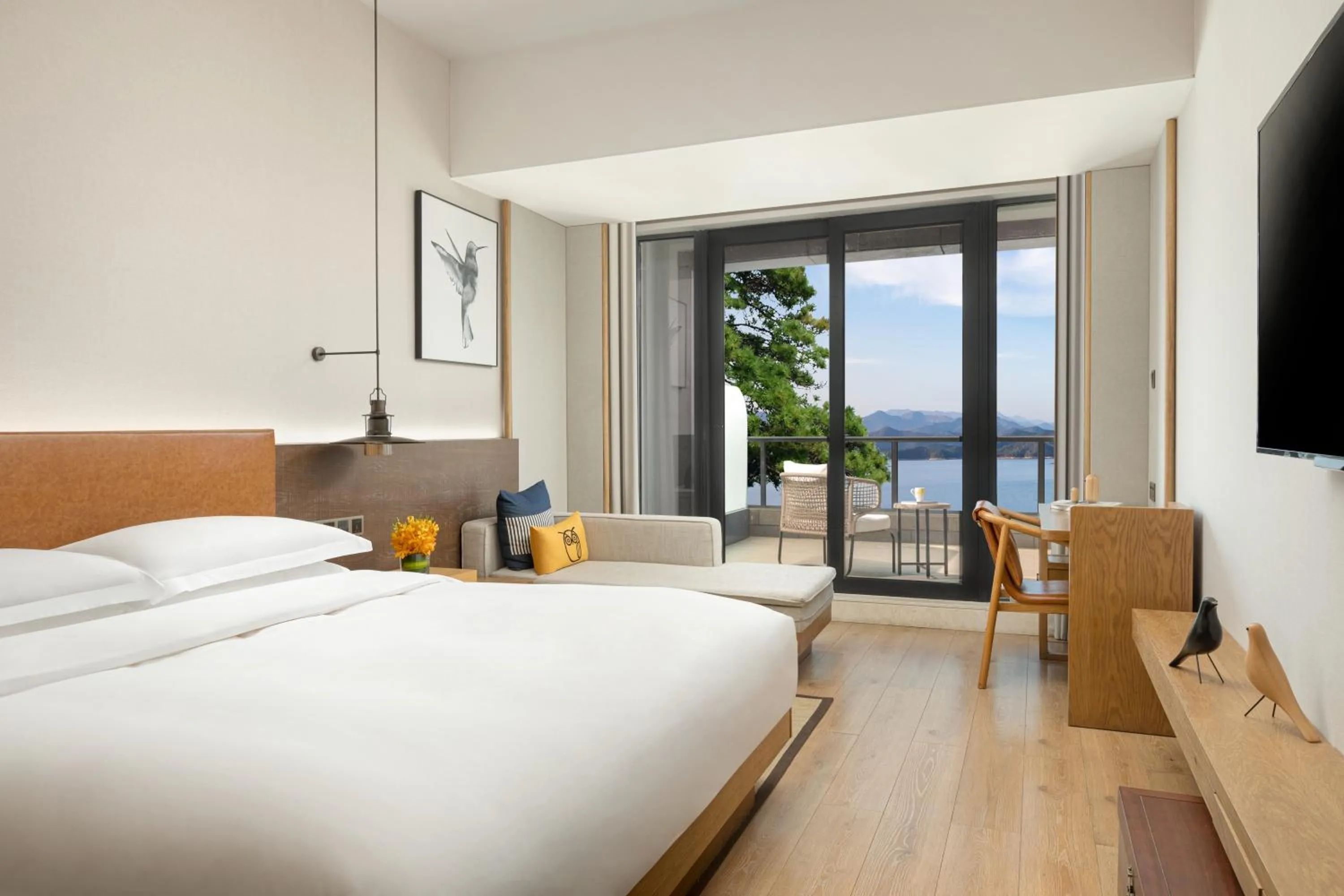 Photo of the whole room, Bed in voco Thousand Island Lake by IHG