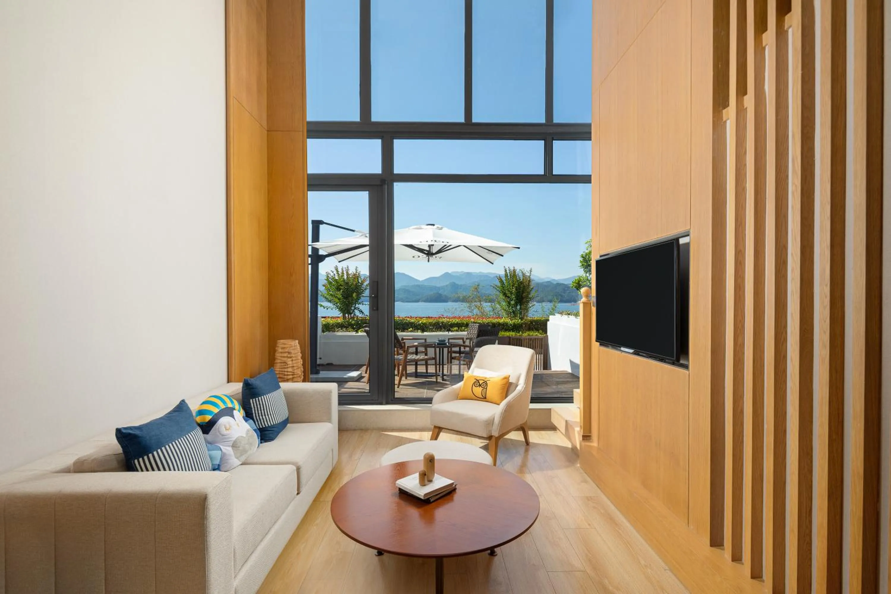 Living room in voco Thousand Island Lake by IHG