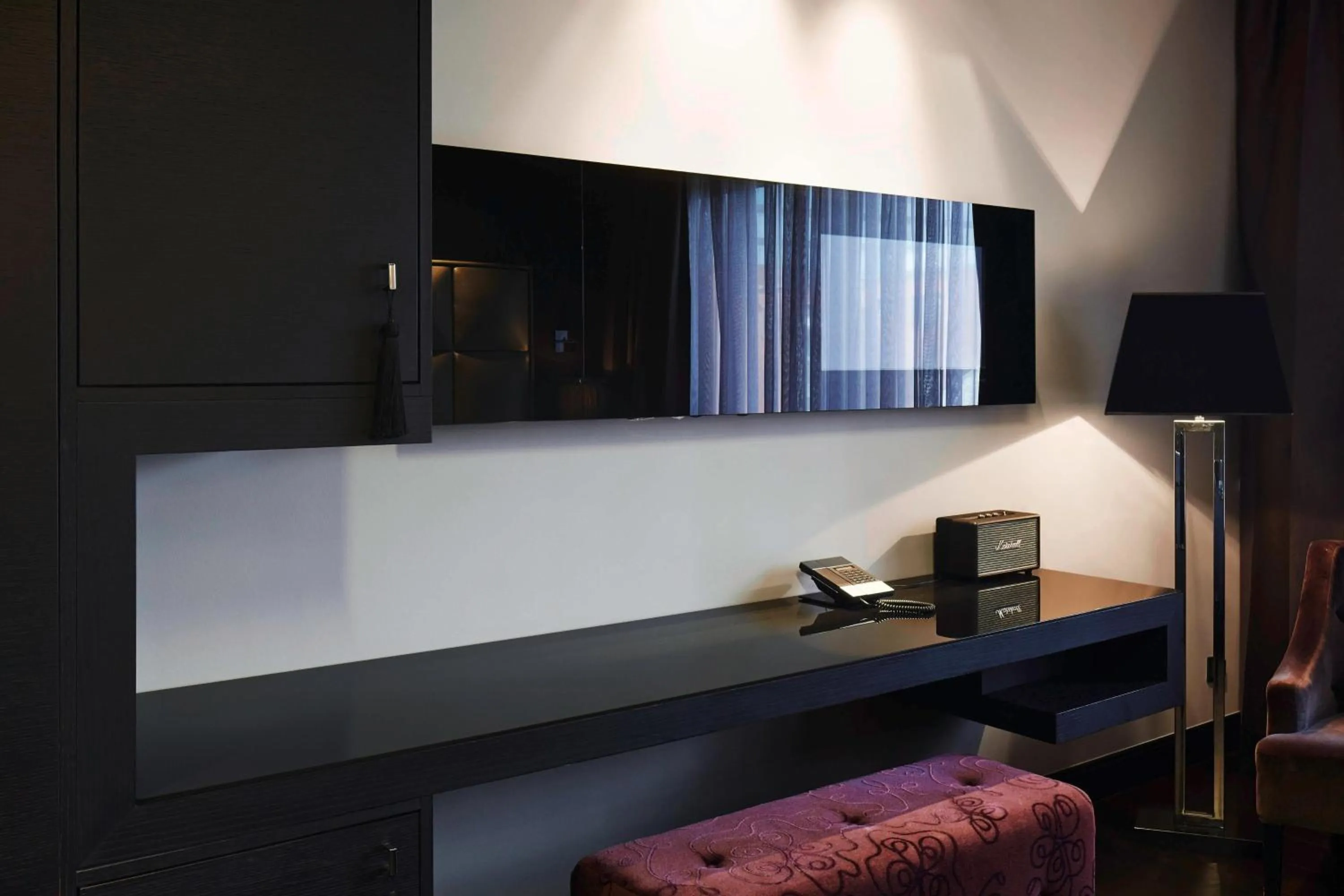 Photo of the whole room in Roomers Frankfurt Central, Autograph Collection