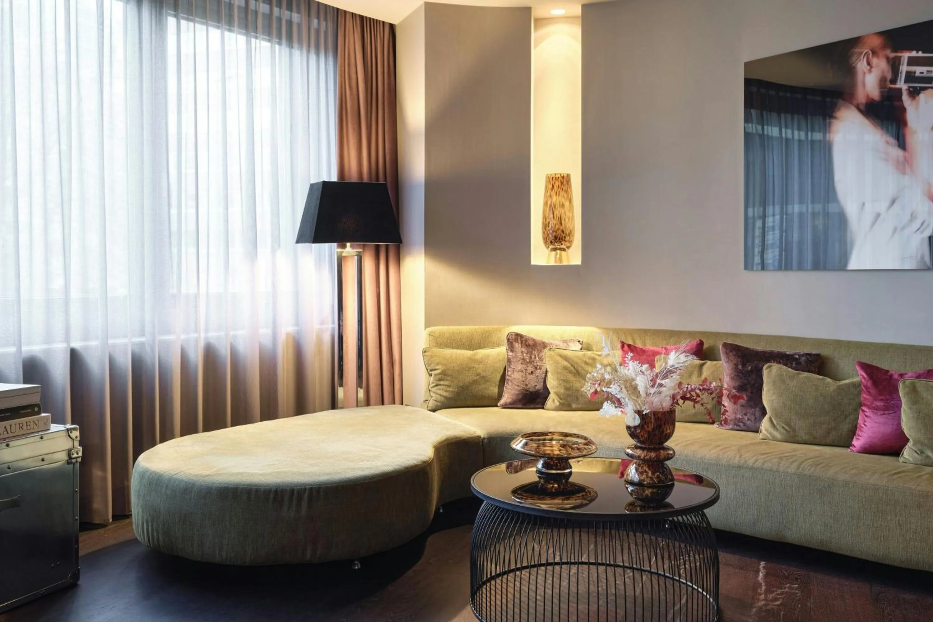 Photo of the whole room in Roomers Frankfurt Central, Autograph Collection