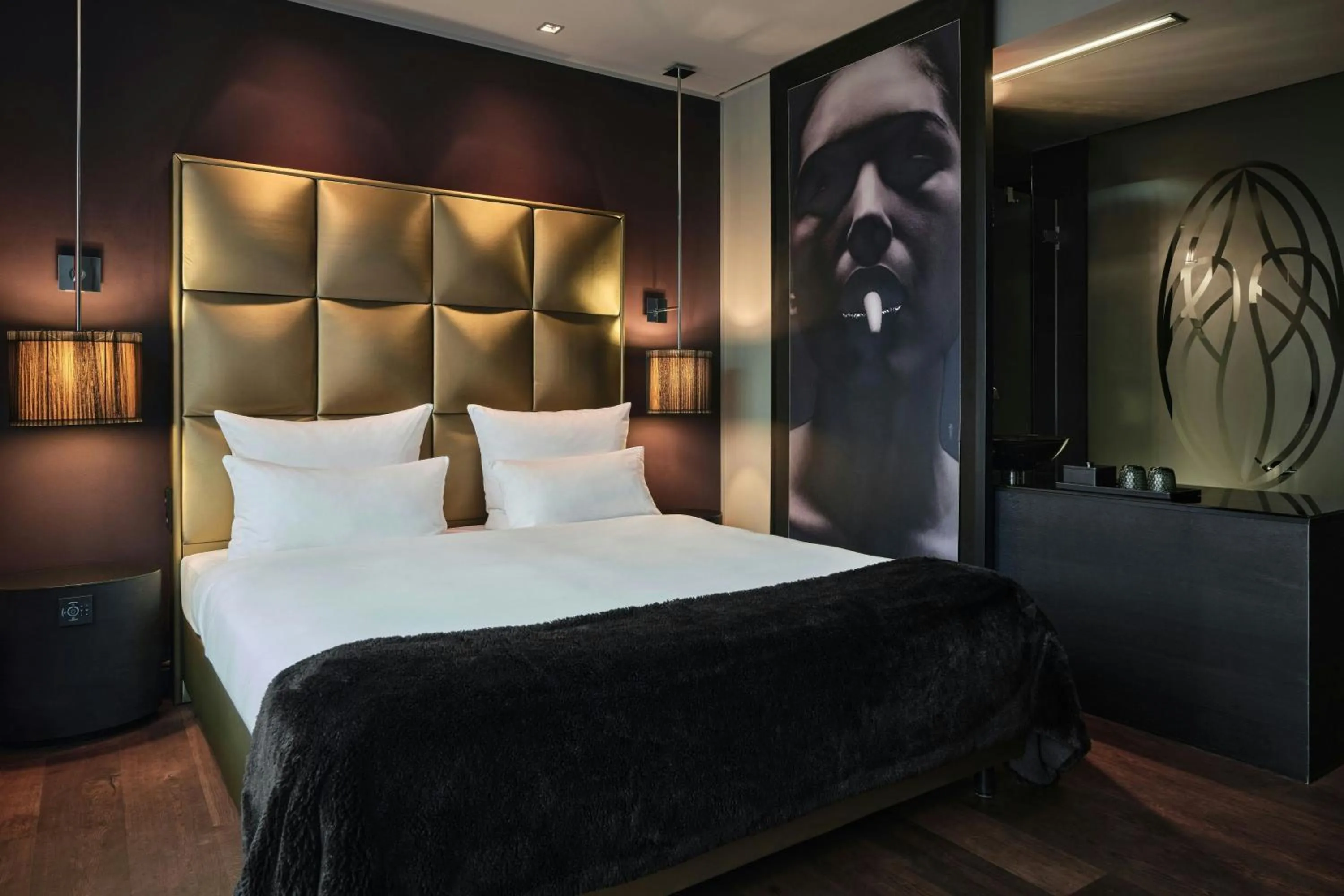 Photo of the whole room, Bed in Roomers Frankfurt Central, Autograph Collection