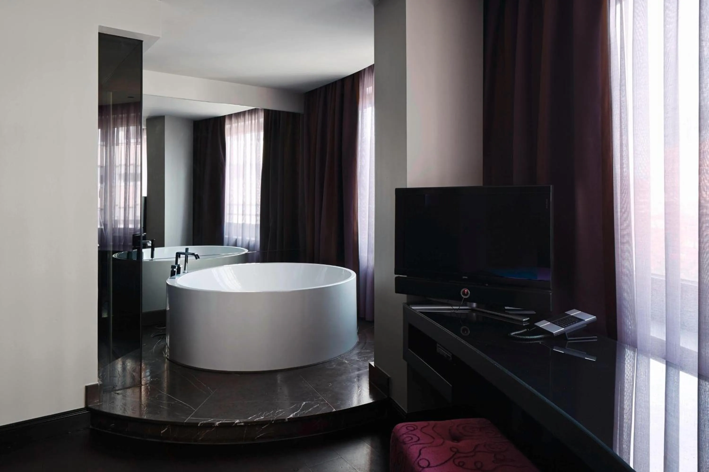 Bathroom in Roomers Frankfurt Central, Autograph Collection