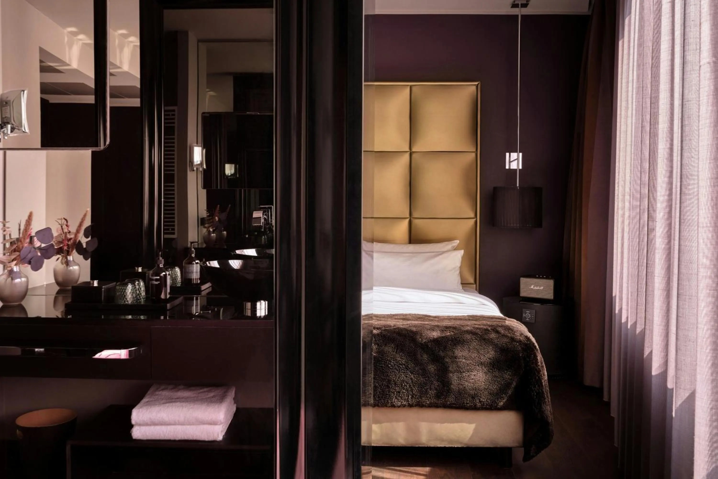 Bathroom, Bed in Roomers Frankfurt Central, Autograph Collection