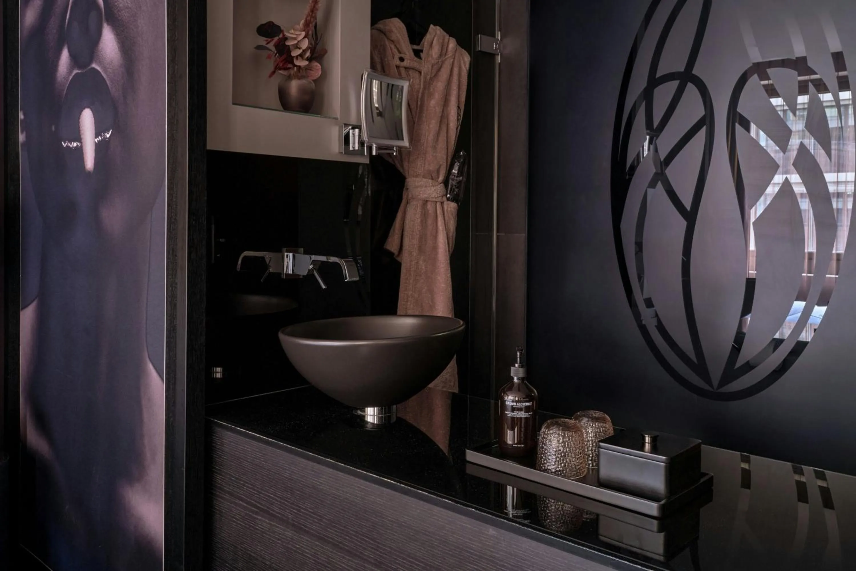 Bathroom in Roomers Frankfurt Central, Autograph Collection