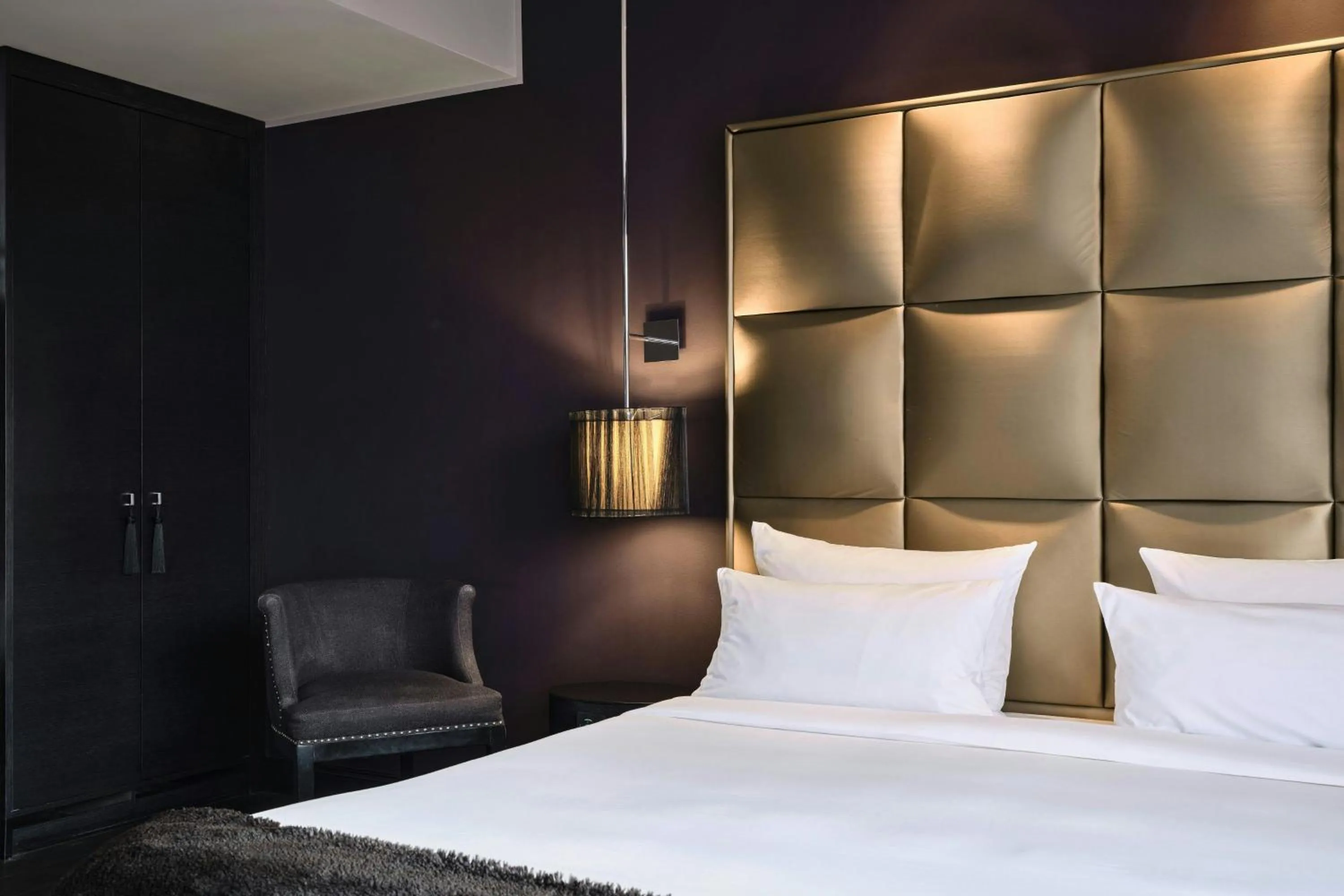 Photo of the whole room, Bed in Roomers Frankfurt Central, Autograph Collection