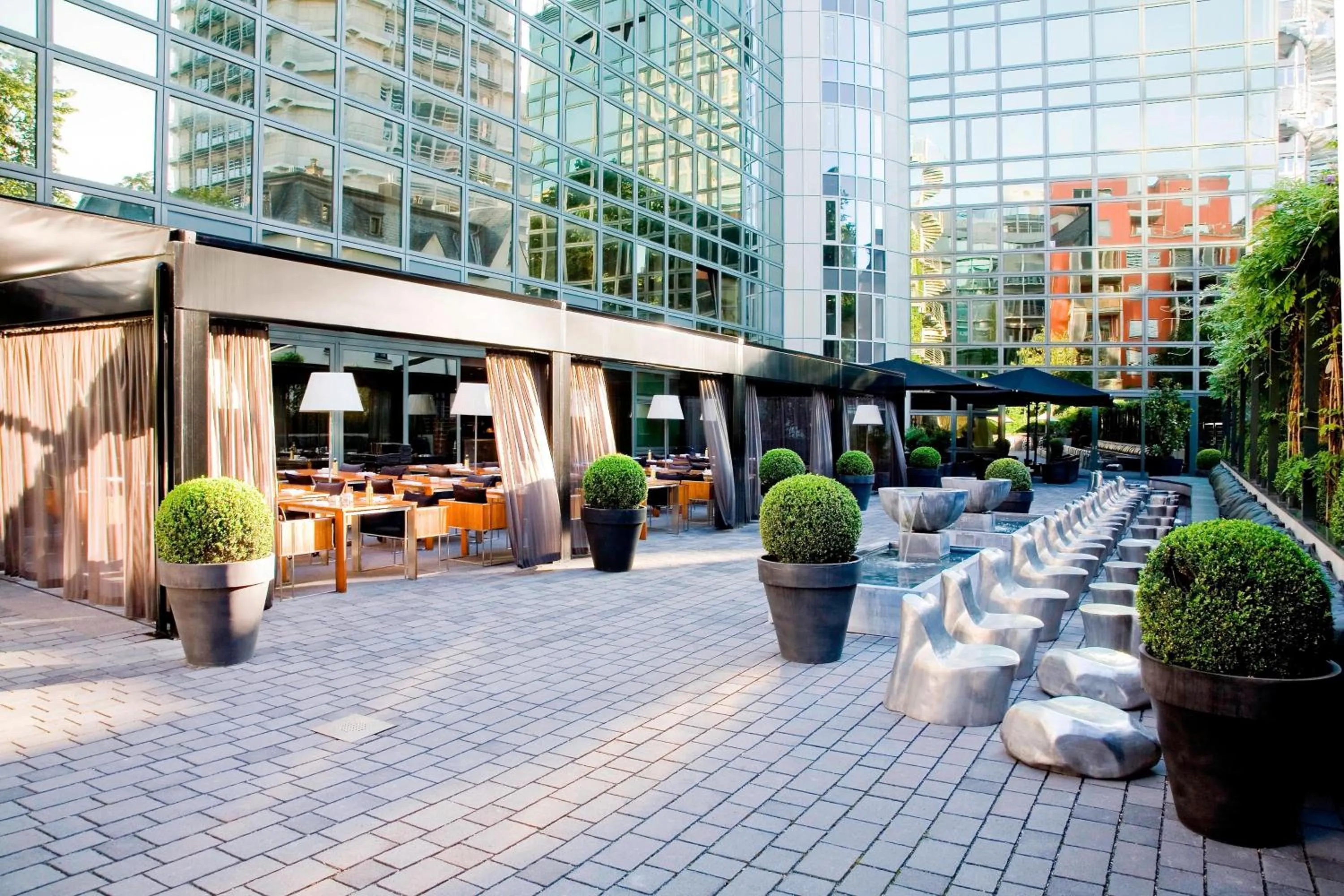 Restaurant/places to eat in Roomers Frankfurt Central, Autograph Collection