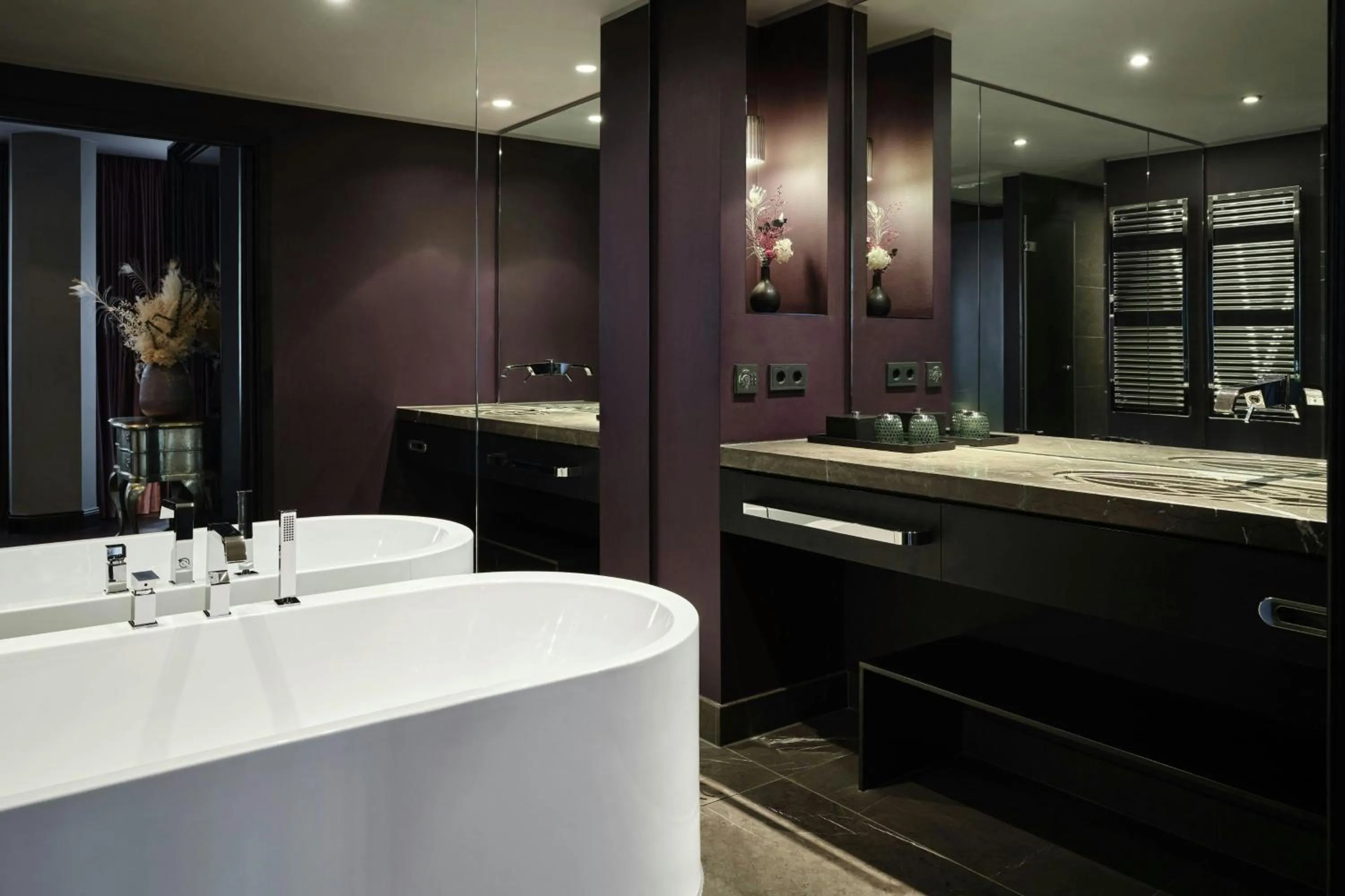 Bathroom in Roomers Frankfurt Central, Autograph Collection