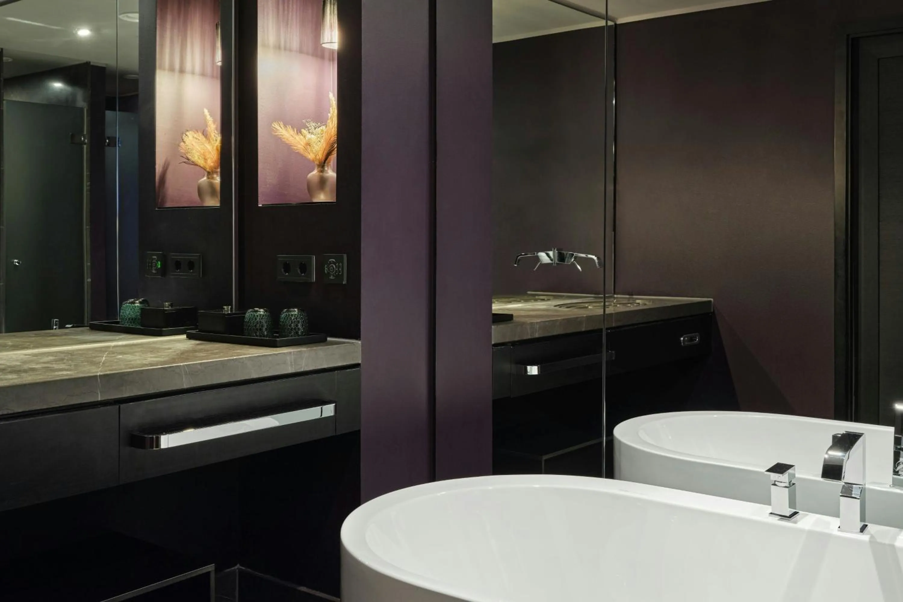 Bathroom in Roomers Frankfurt Central, Autograph Collection