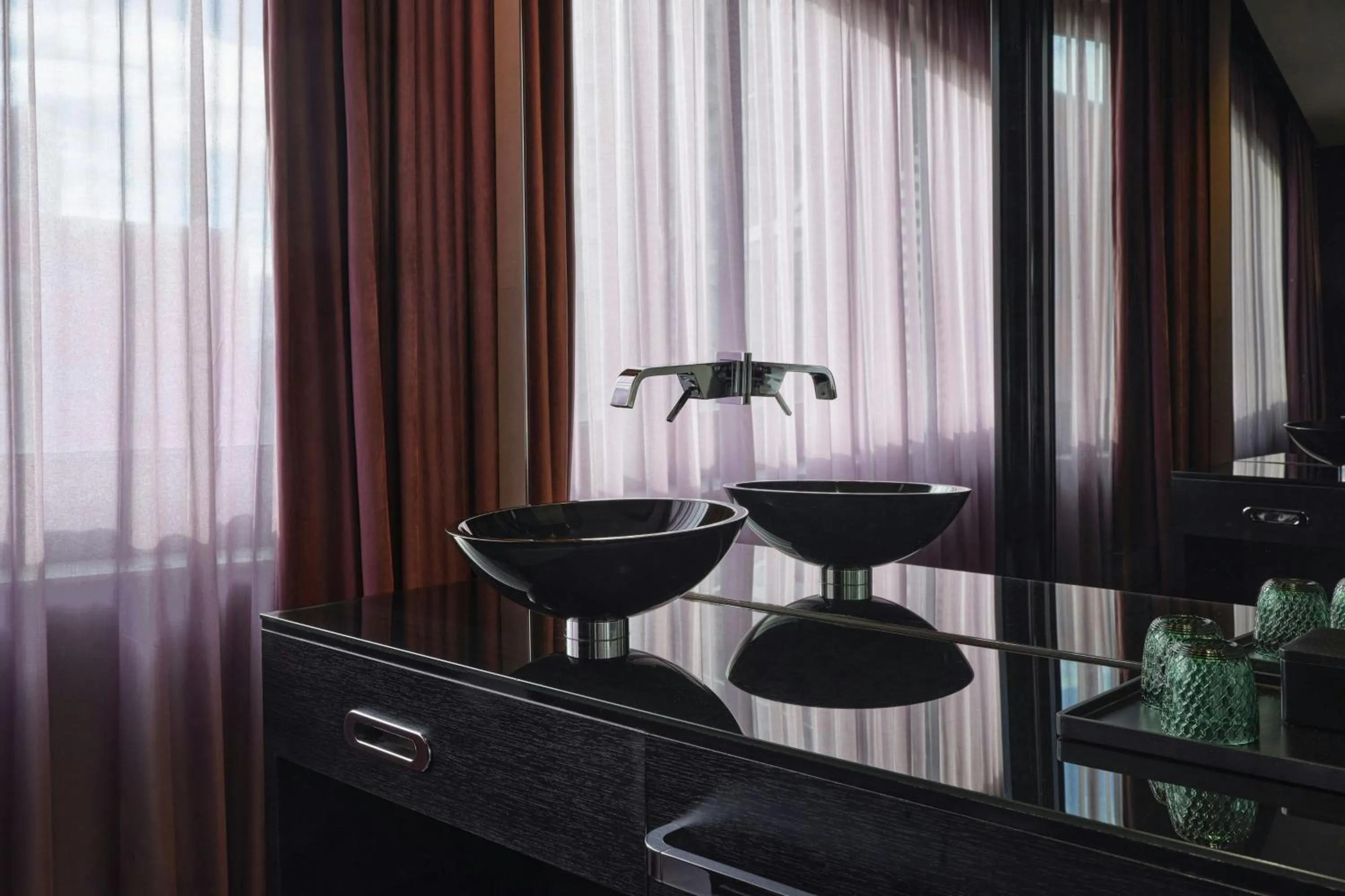 Bathroom in Roomers Frankfurt Central, Autograph Collection