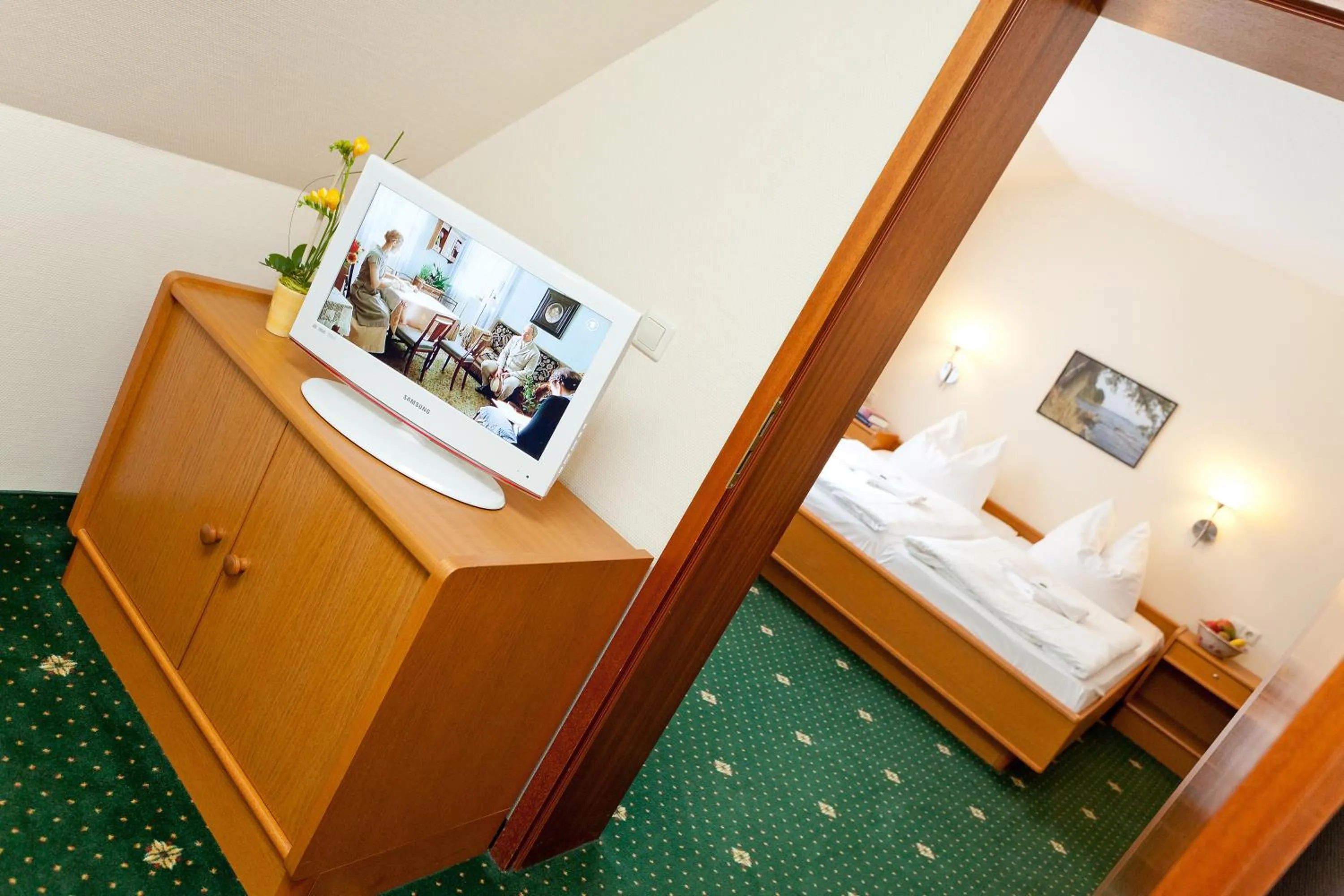 Photo of the whole room, Bed in Restaurant & Hotel Baumhaus Hagen