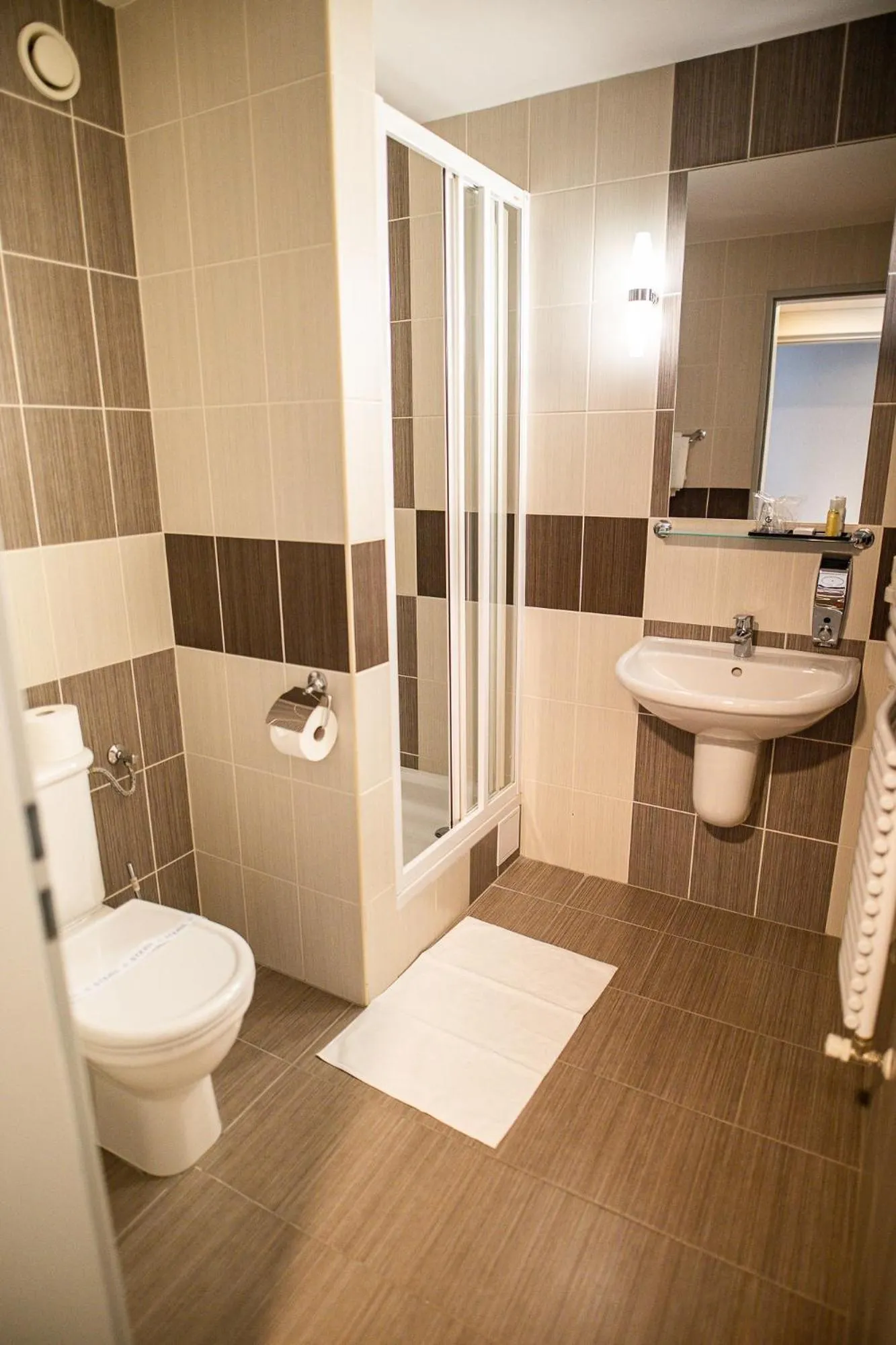 Bathroom in Garden Hotel Wellness és Konferencia