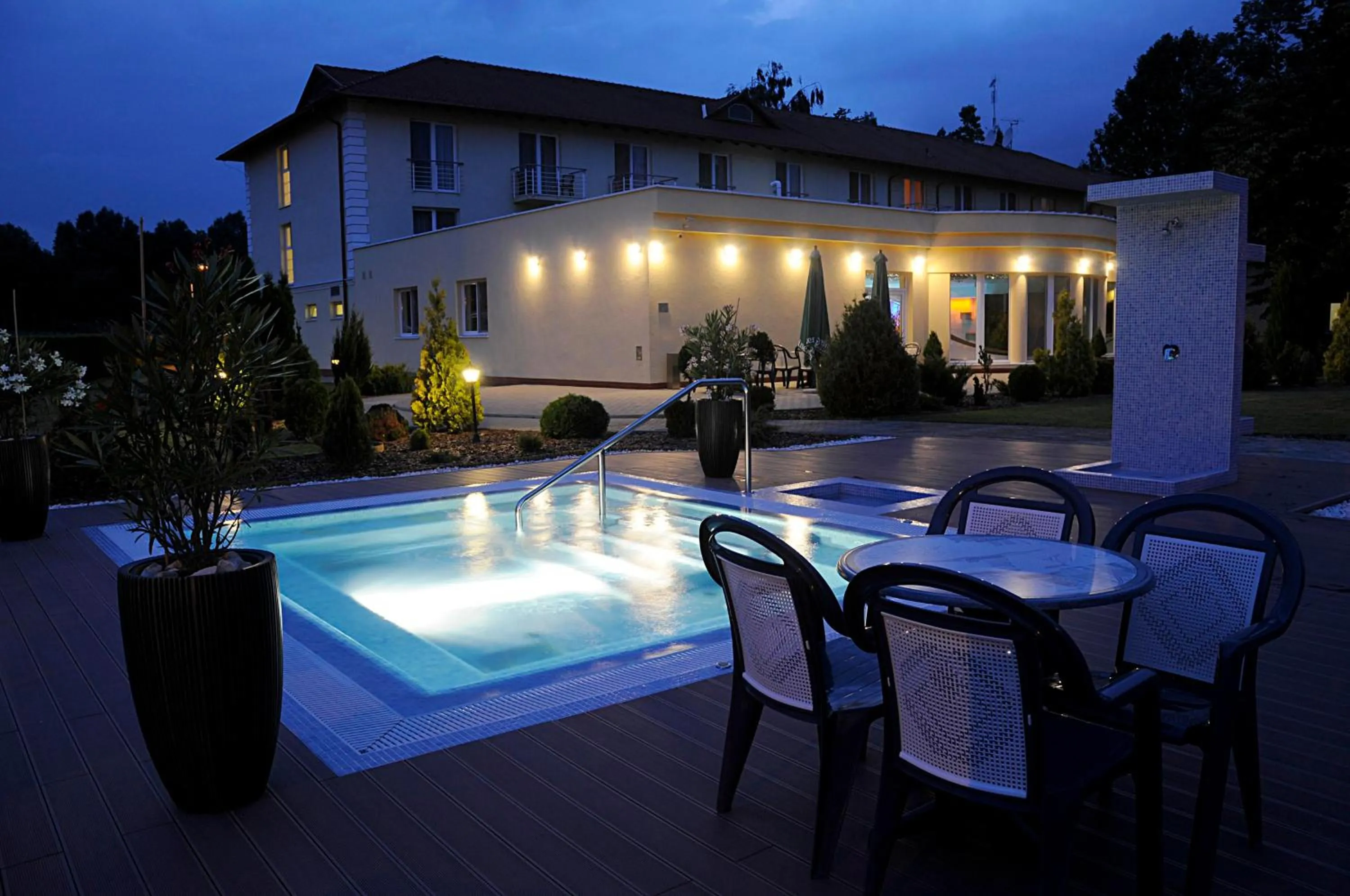 Swimming pool in Garden Hotel Wellness és Konferencia