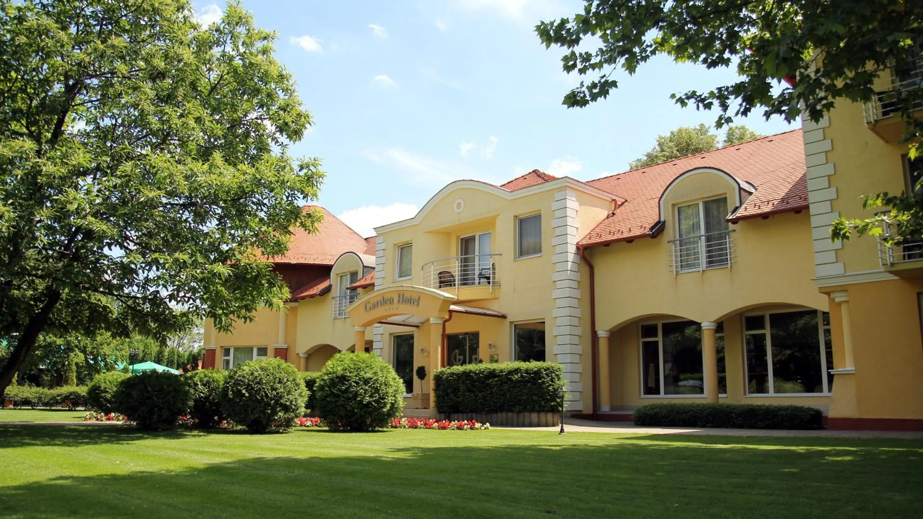 Facade/entrance in Garden Hotel Wellness és Konferencia