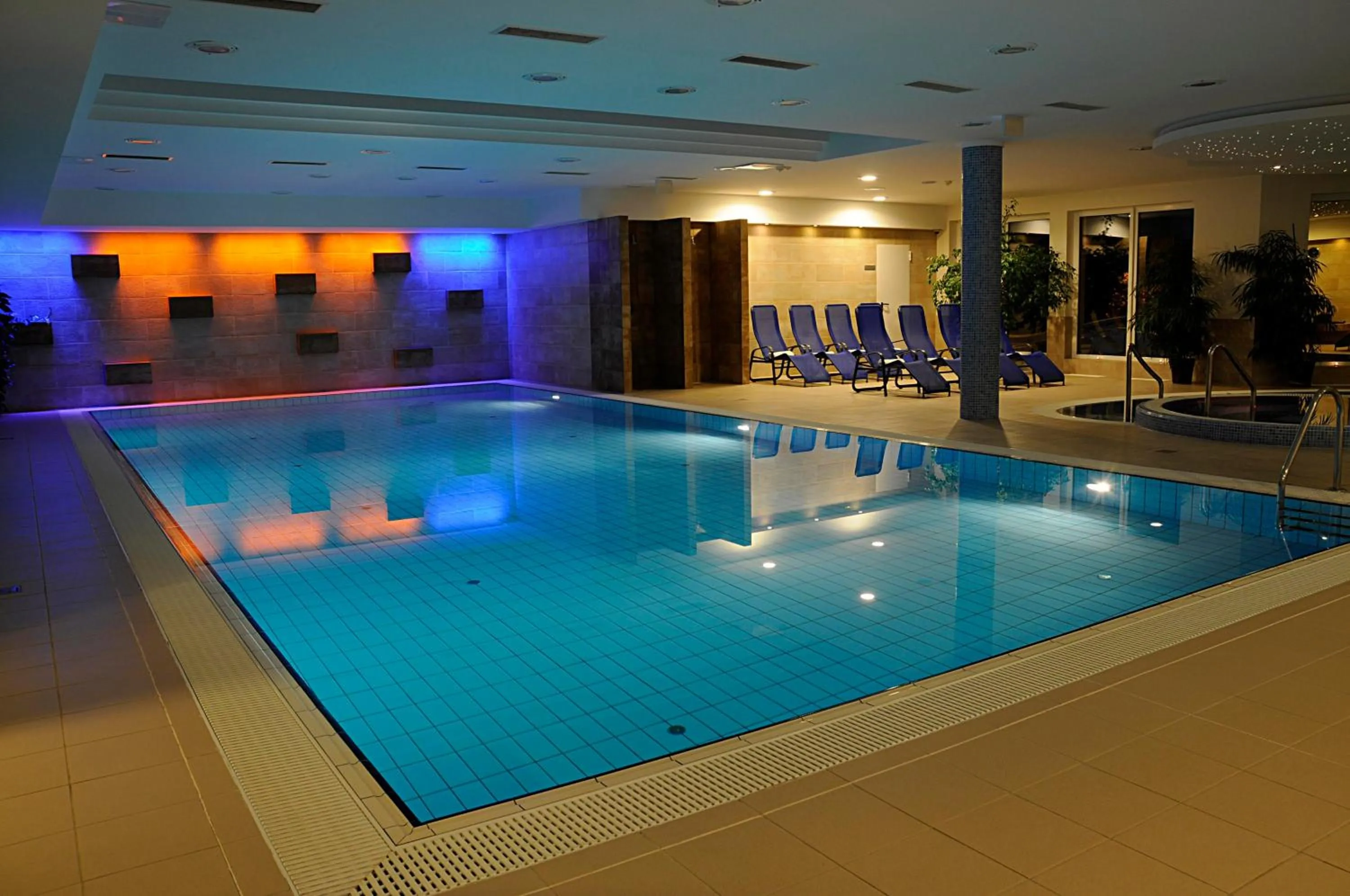 Swimming pool in Garden Hotel Wellness és Konferencia