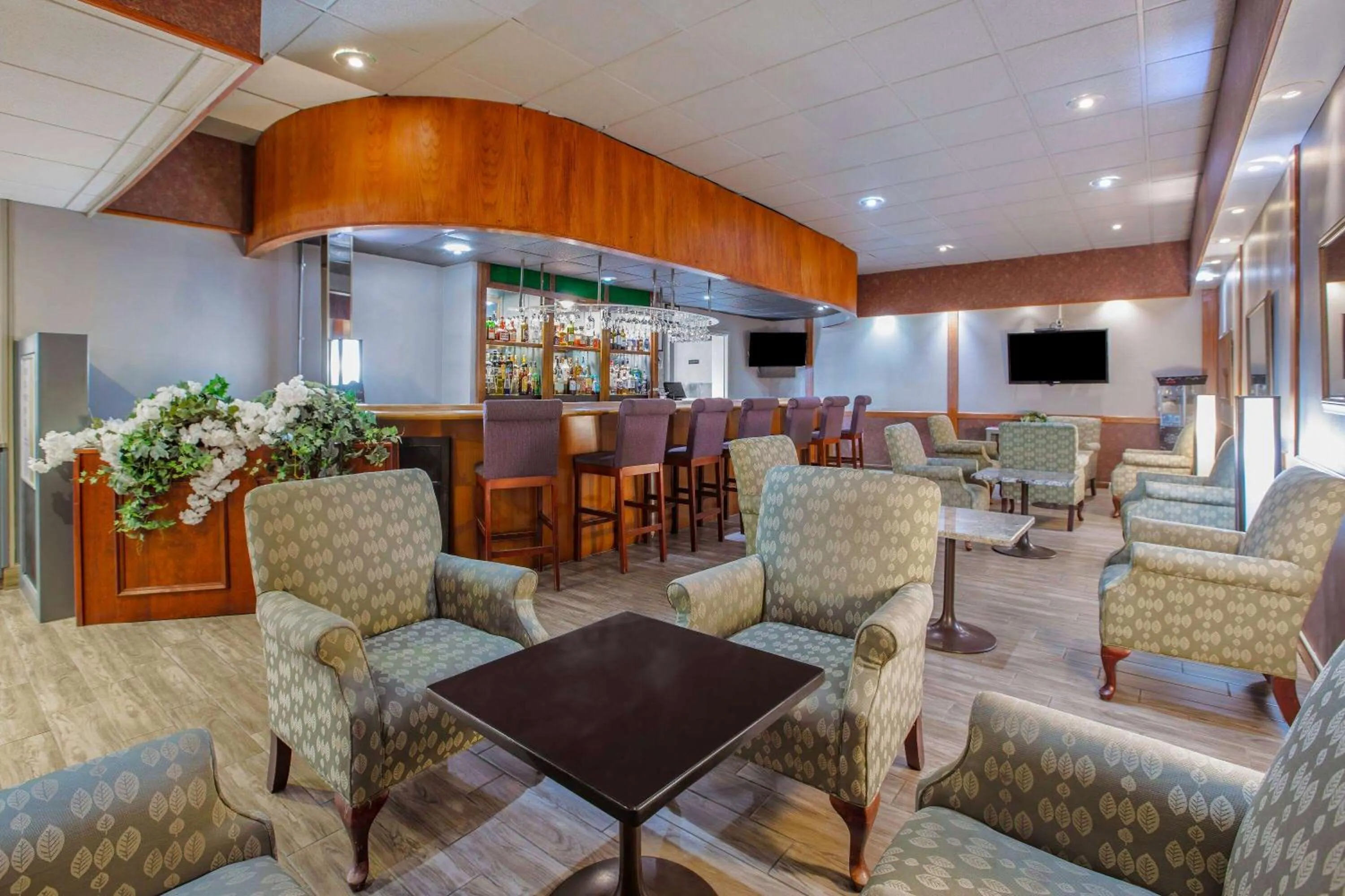 Lounge or bar in Days Inn by Wyndham Sudbury & Conference Centre