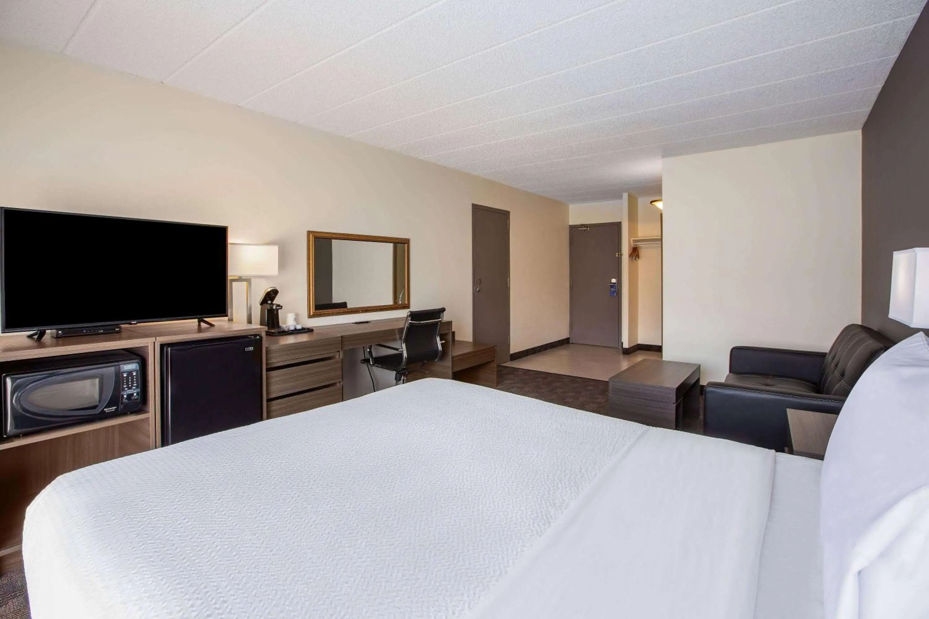 Bed in Days Inn by Wyndham Sudbury & Conference Centre