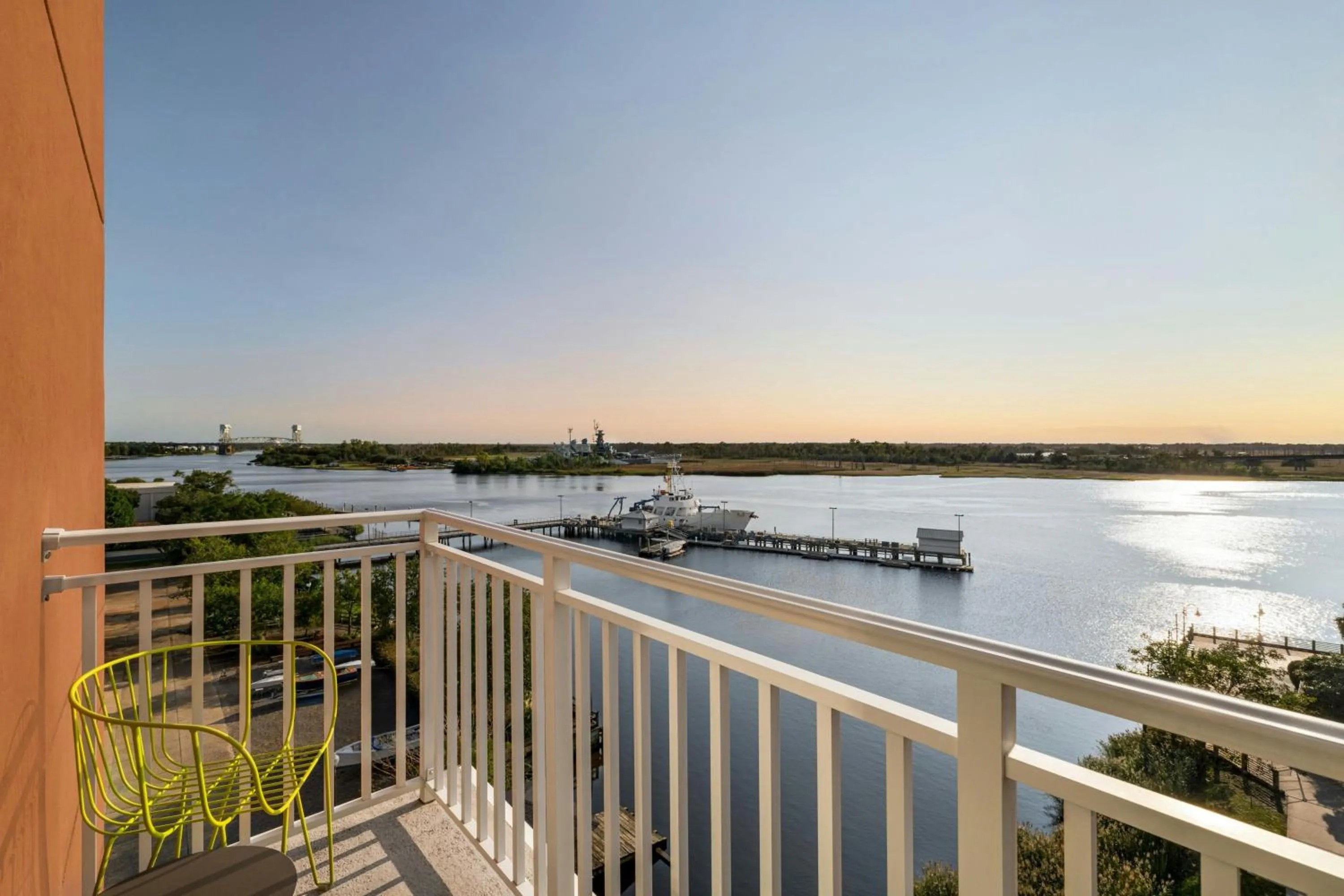 Photo of the whole room in Aloft Wilmington at Coastline Center