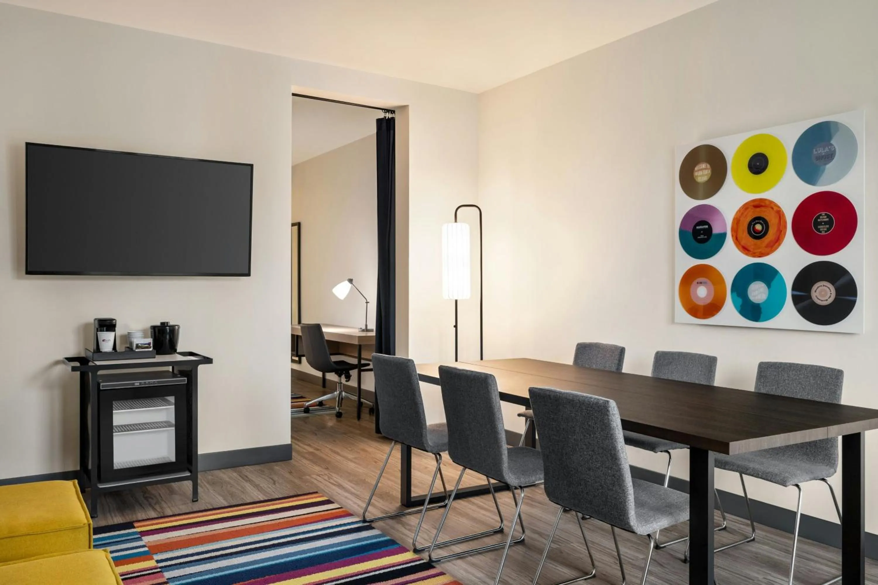 Photo of the whole room in Aloft Wilmington at Coastline Center