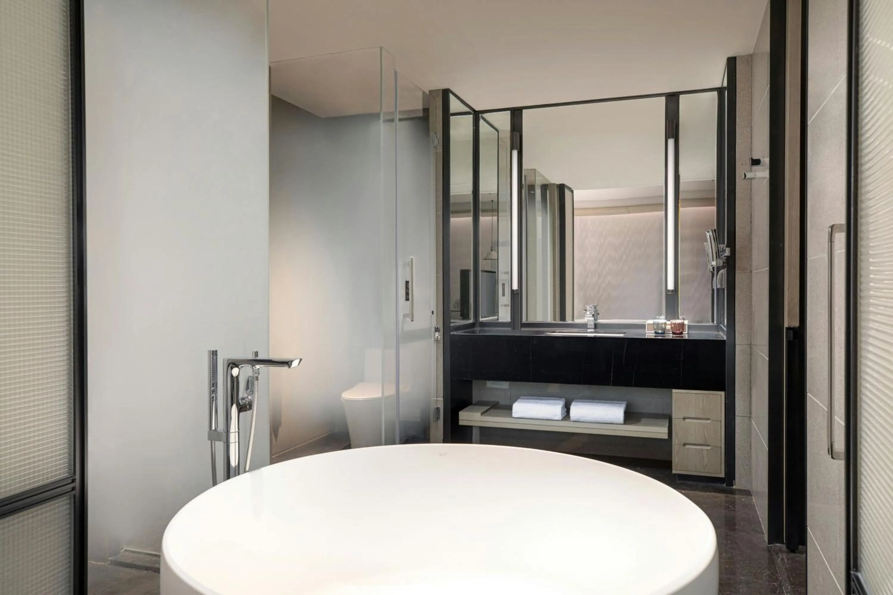 Bathroom in Courtyard by Marriott Luoyang