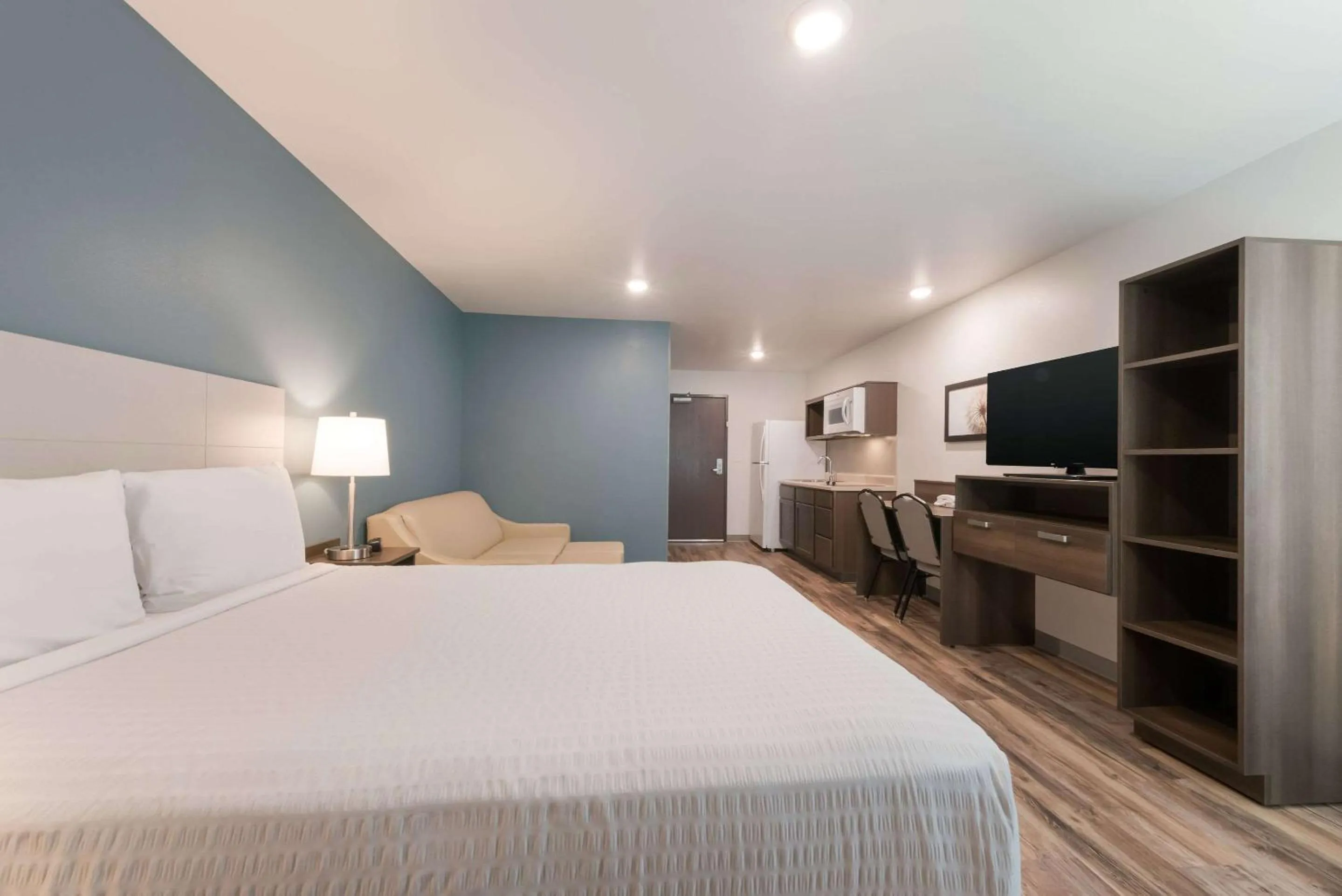 Bedroom, Bed in WoodSpring Suites Philadelphia Northeast