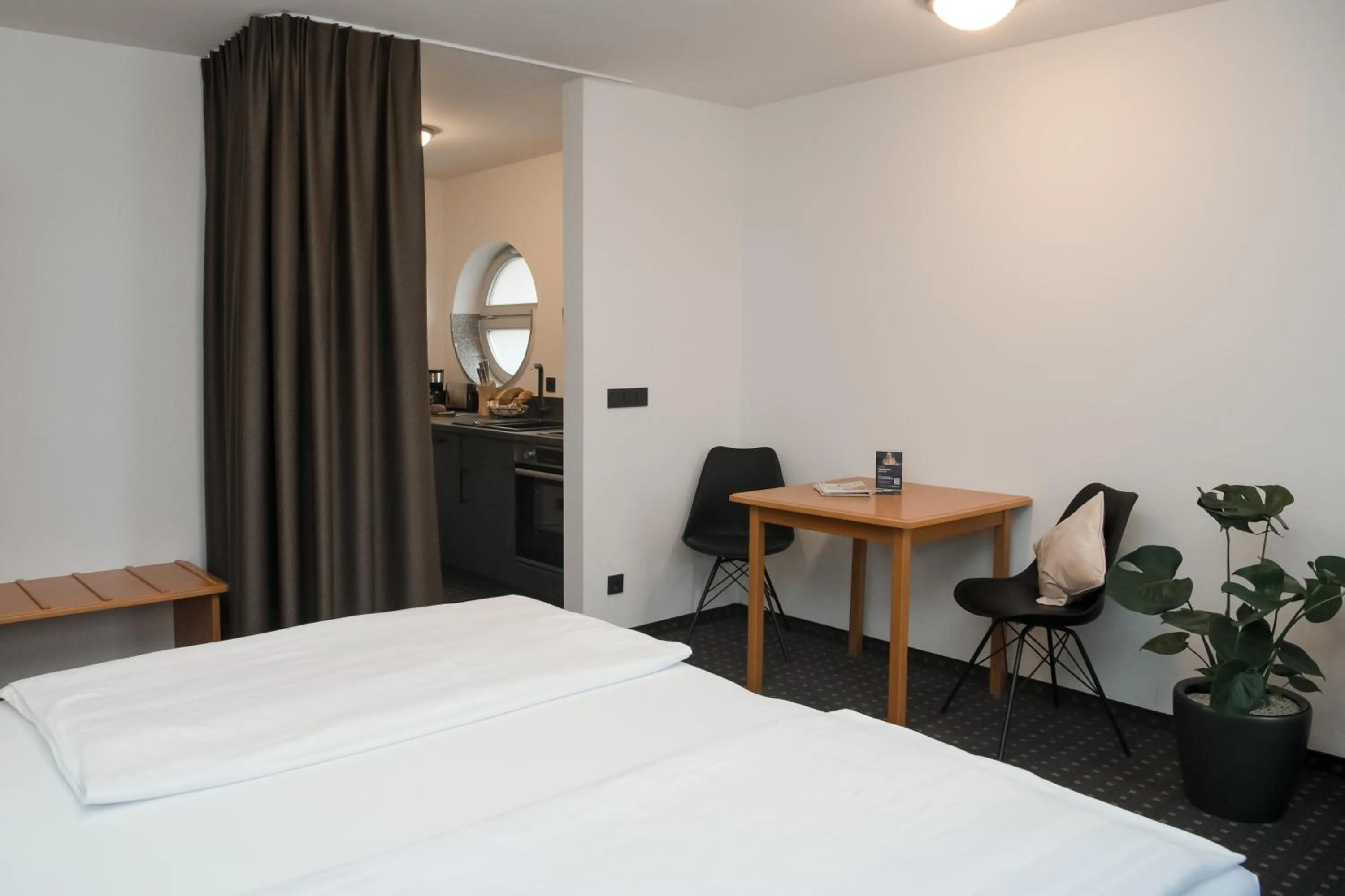 Seating area, Bed in Hotel Alekto