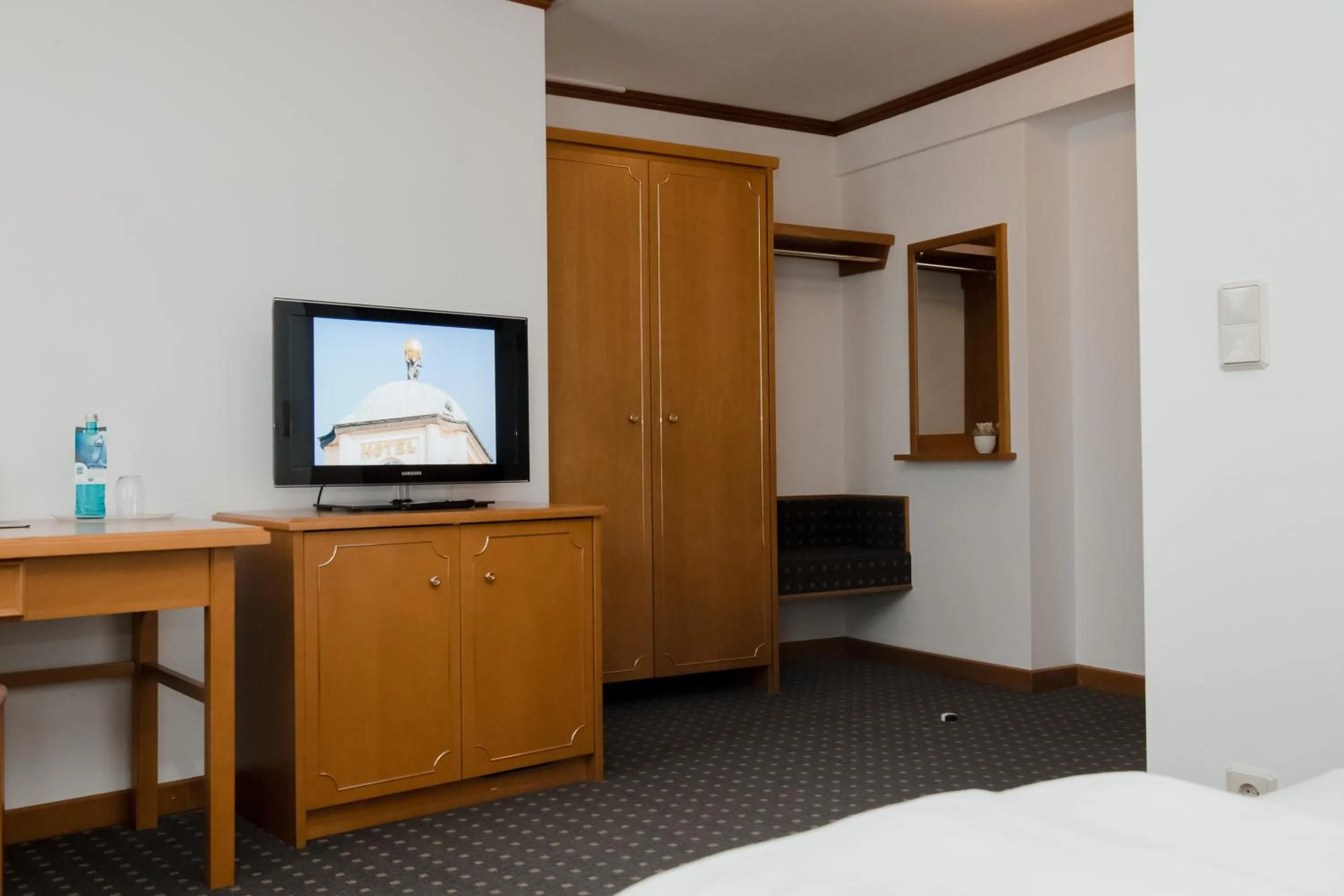 Drinks, Bed in Hotel Alekto