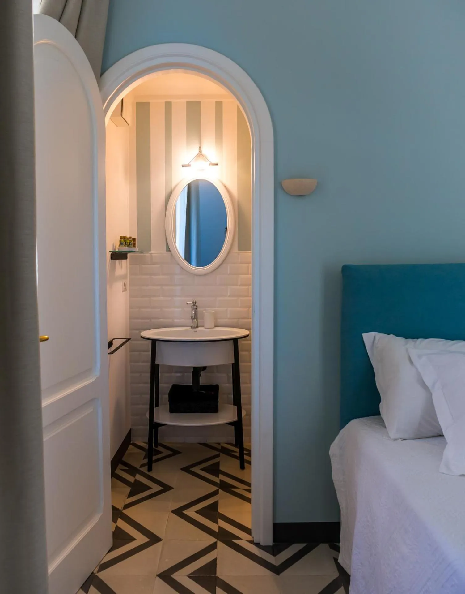 Bathroom, Bed in Villa Aurelia Suites and Apartments