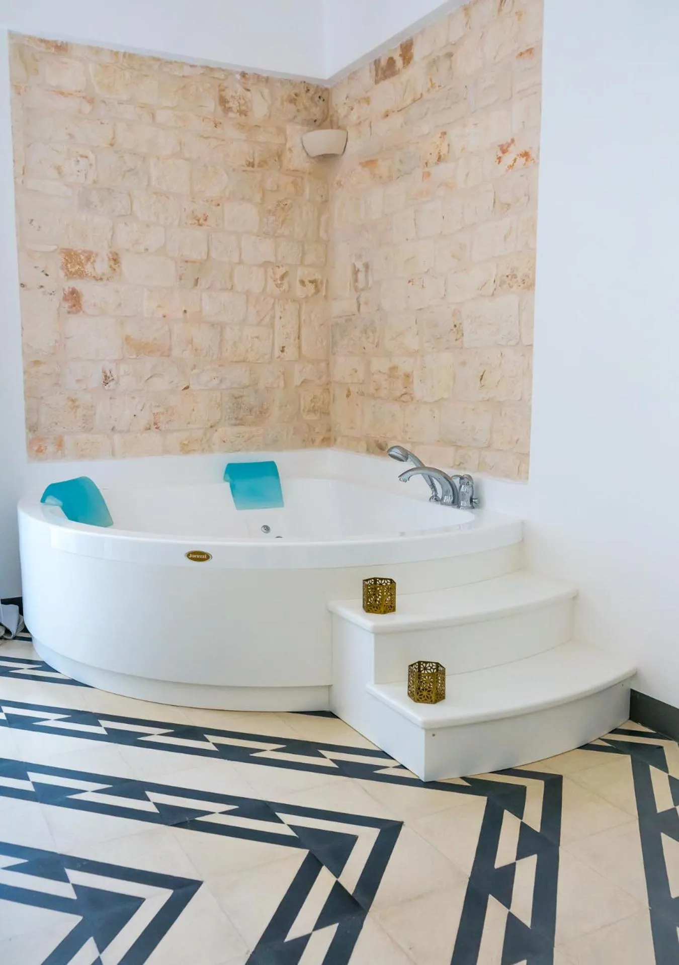 Hot Tub in Villa Aurelia Suites and Apartments