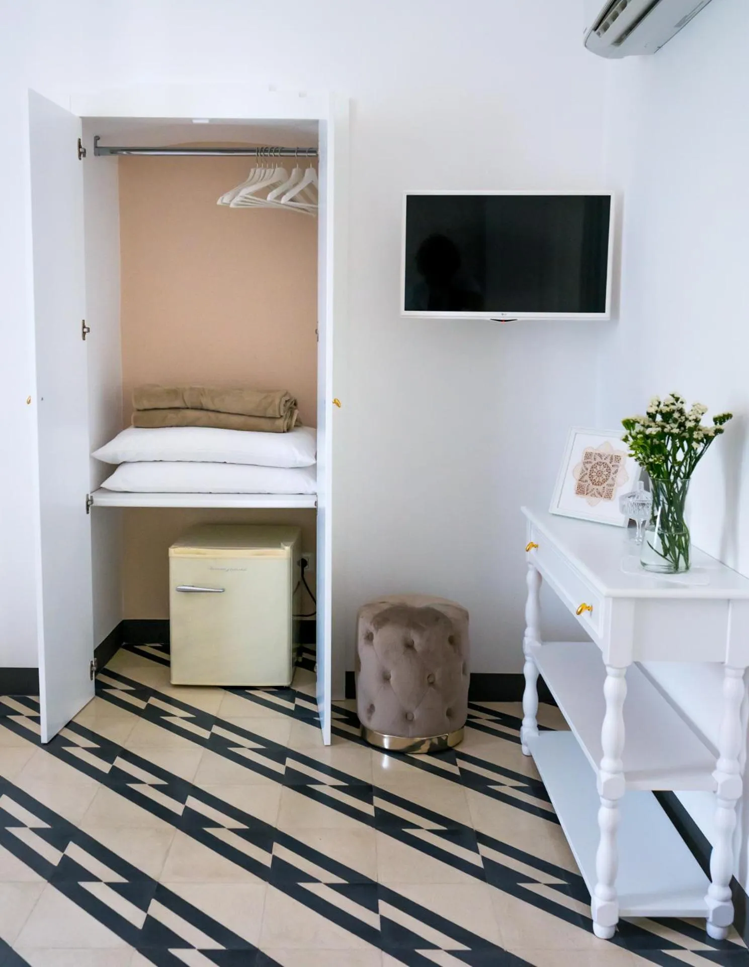 TV and multimedia, Bed in Villa Aurelia Suites and Apartments