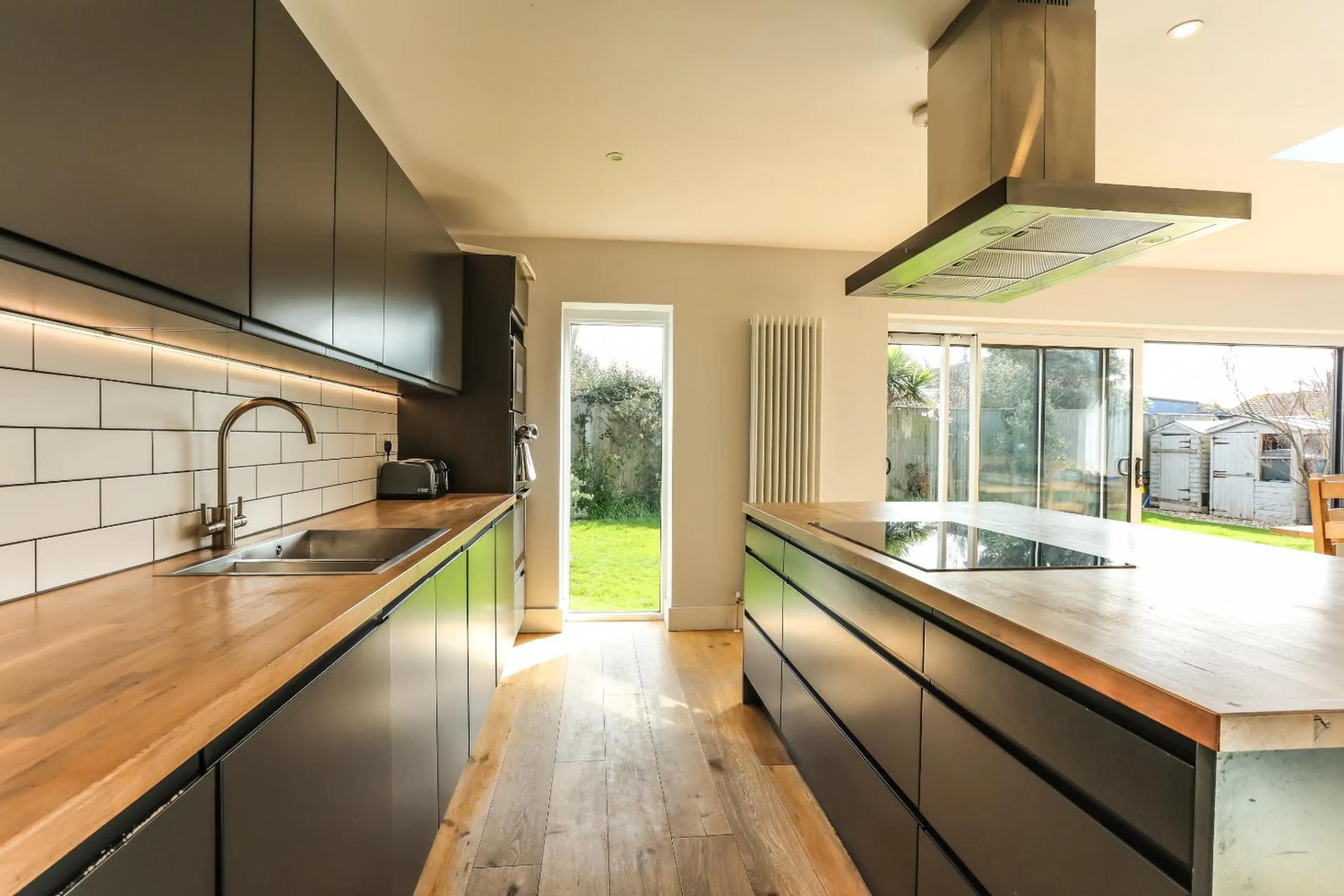 Kitchen or kitchenette in Iona 4 bed luxury in the heart of Bracklesham Bay