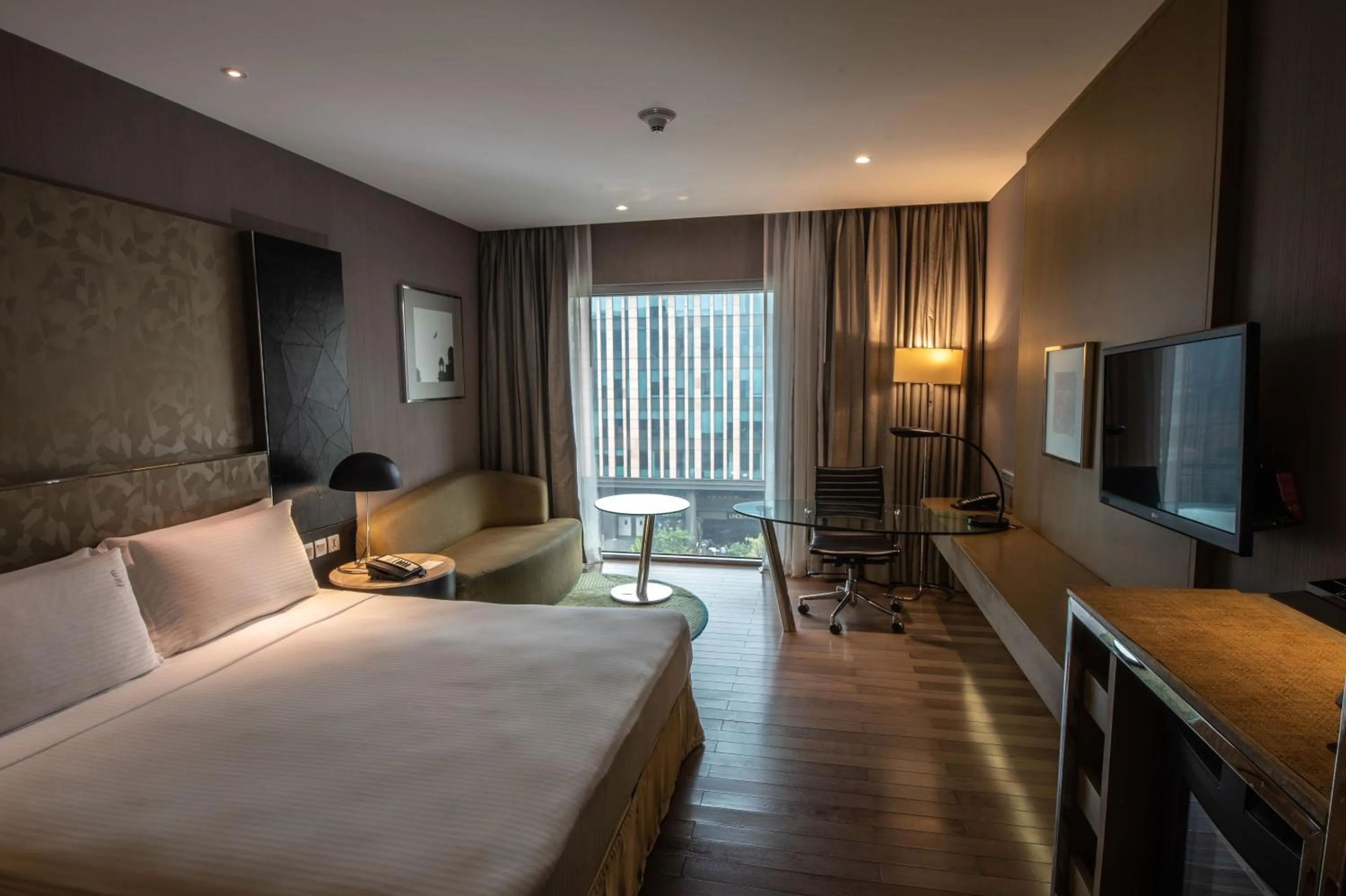 Photo of the whole room, Bed in Holiday Inn New Delhi Aerocity by IHG