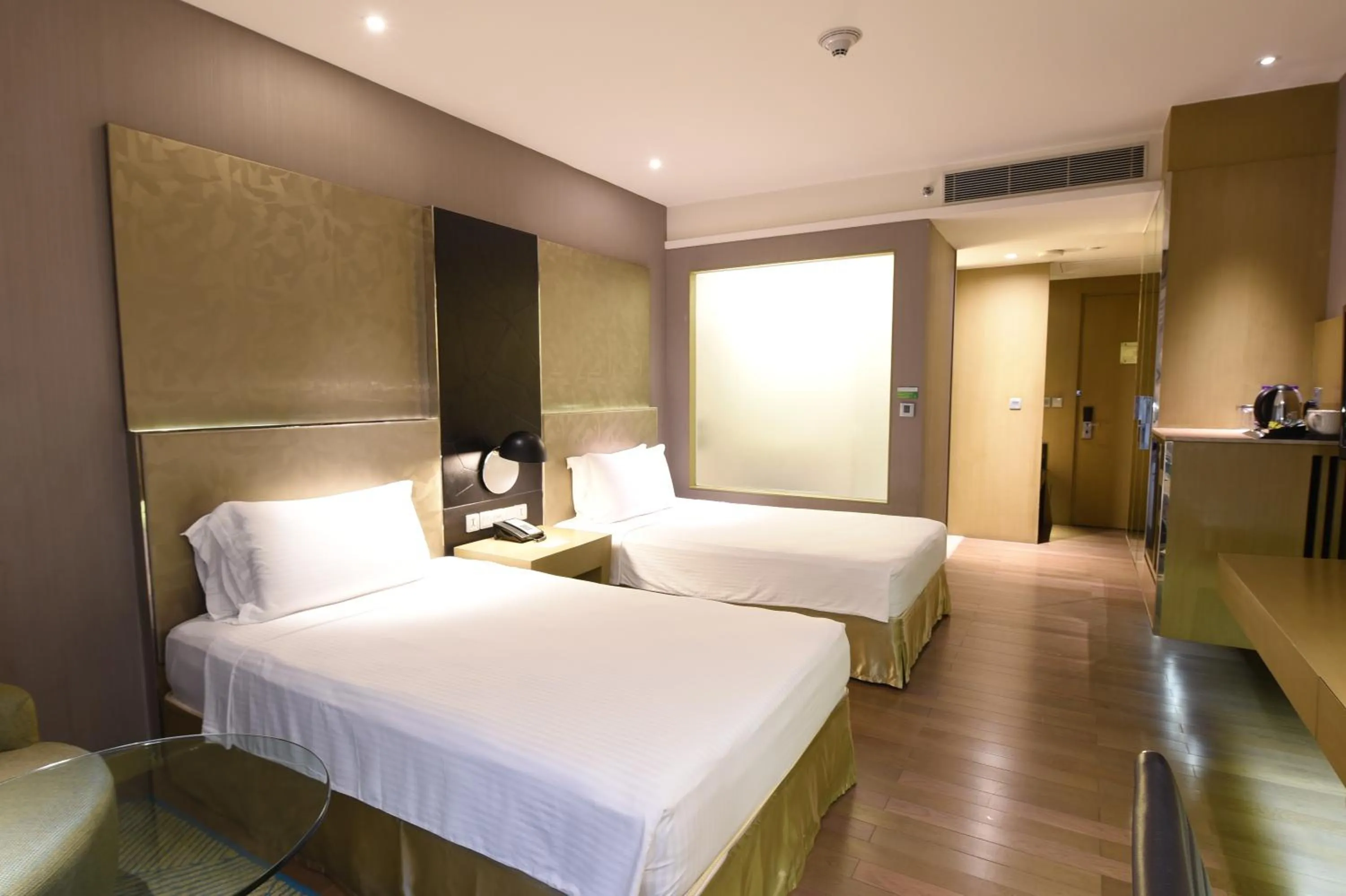 Bed in Holiday Inn New Delhi Aerocity by IHG