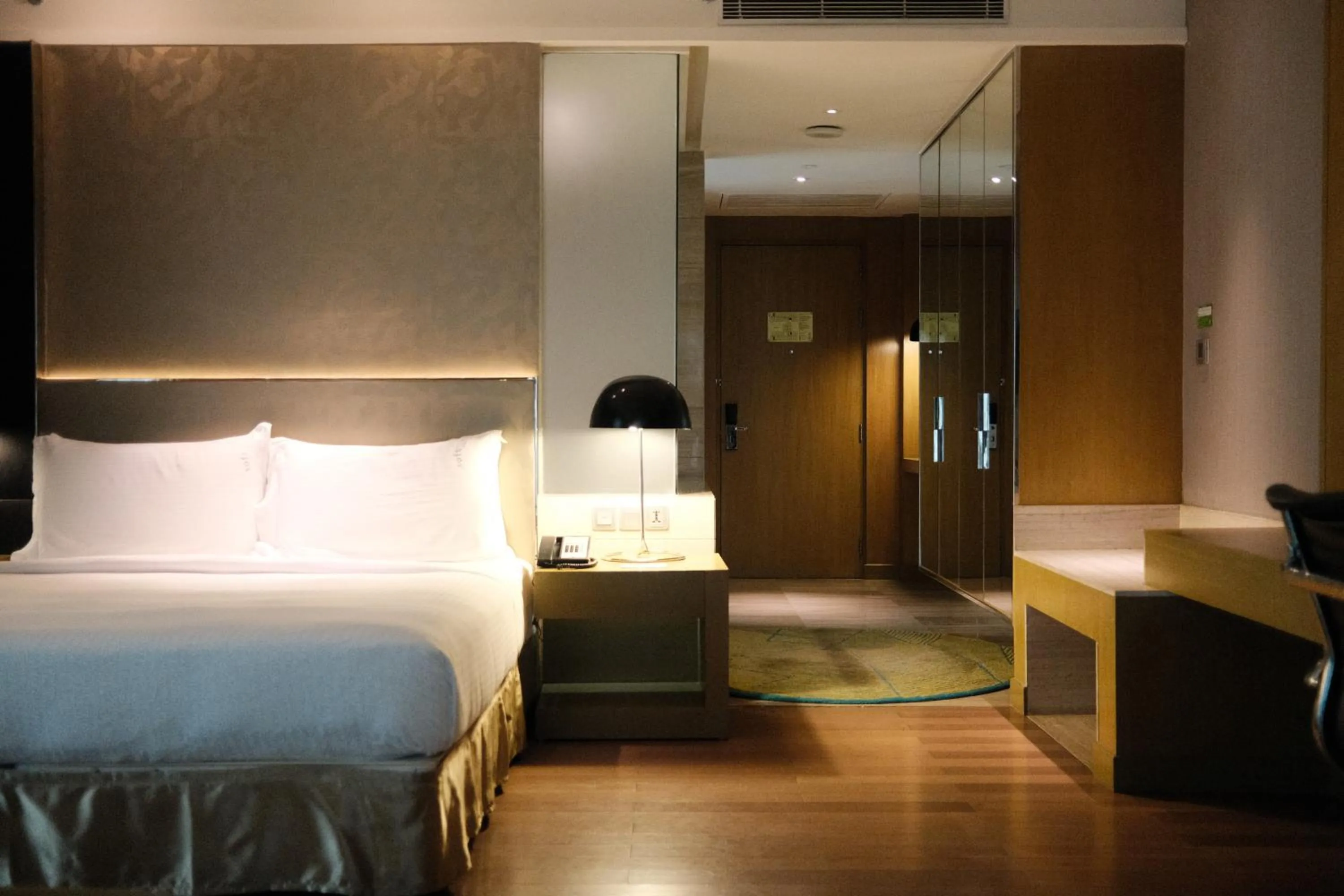 Bed in Holiday Inn New Delhi Aerocity by IHG