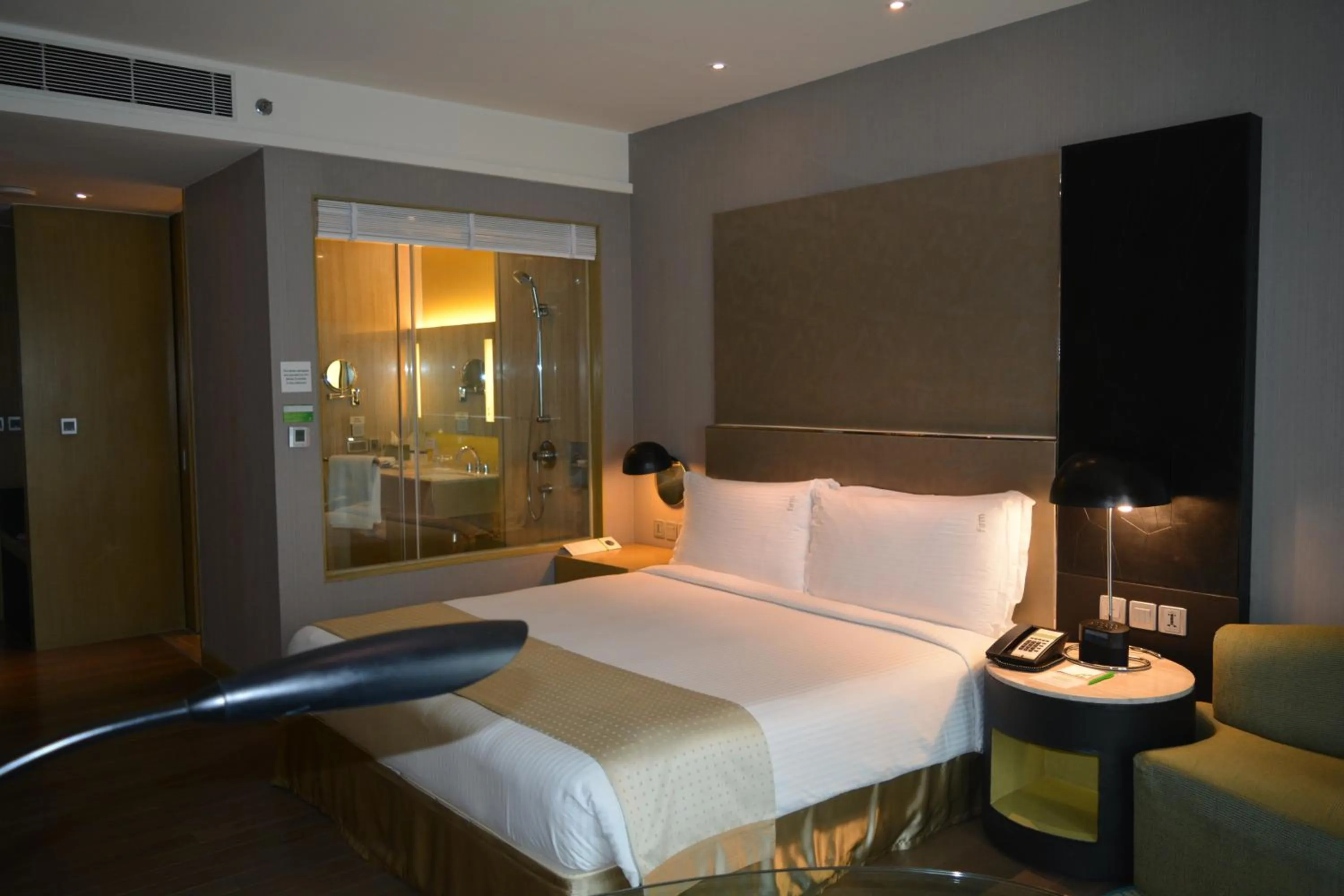 Bed in Holiday Inn New Delhi Aerocity by IHG