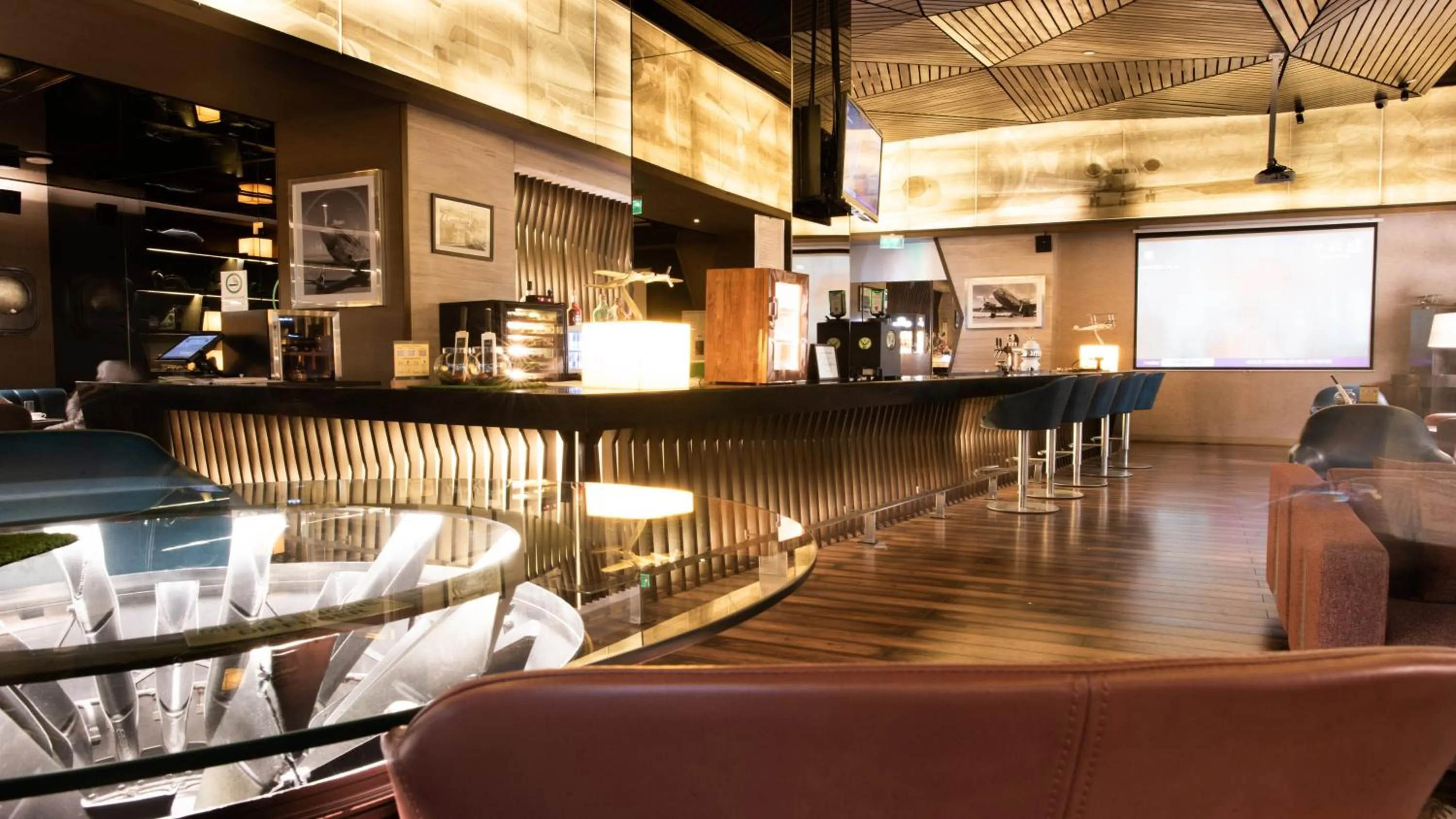 Lounge or bar in Holiday Inn New Delhi Aerocity by IHG