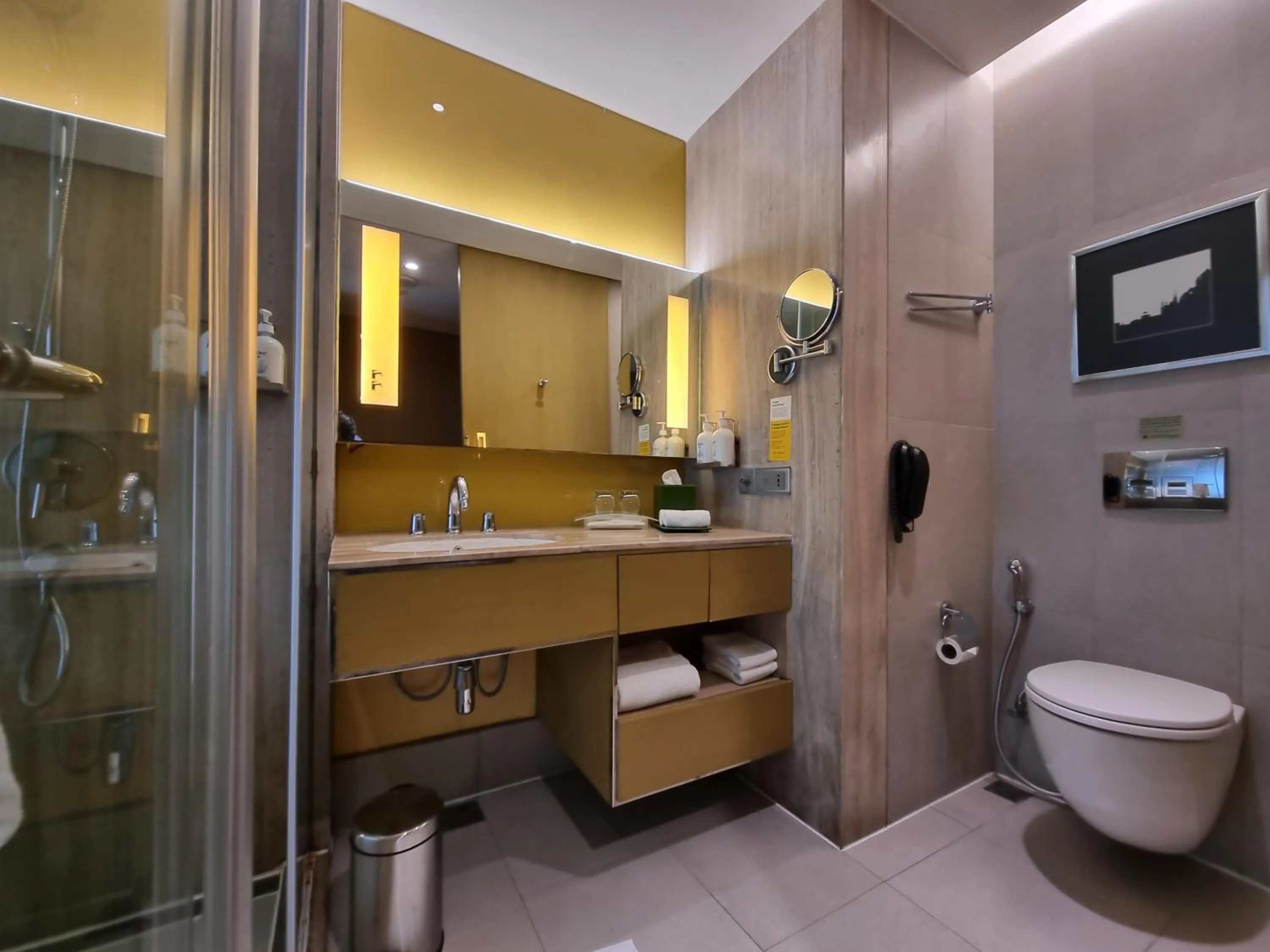 Toilet in Holiday Inn New Delhi Aerocity by IHG