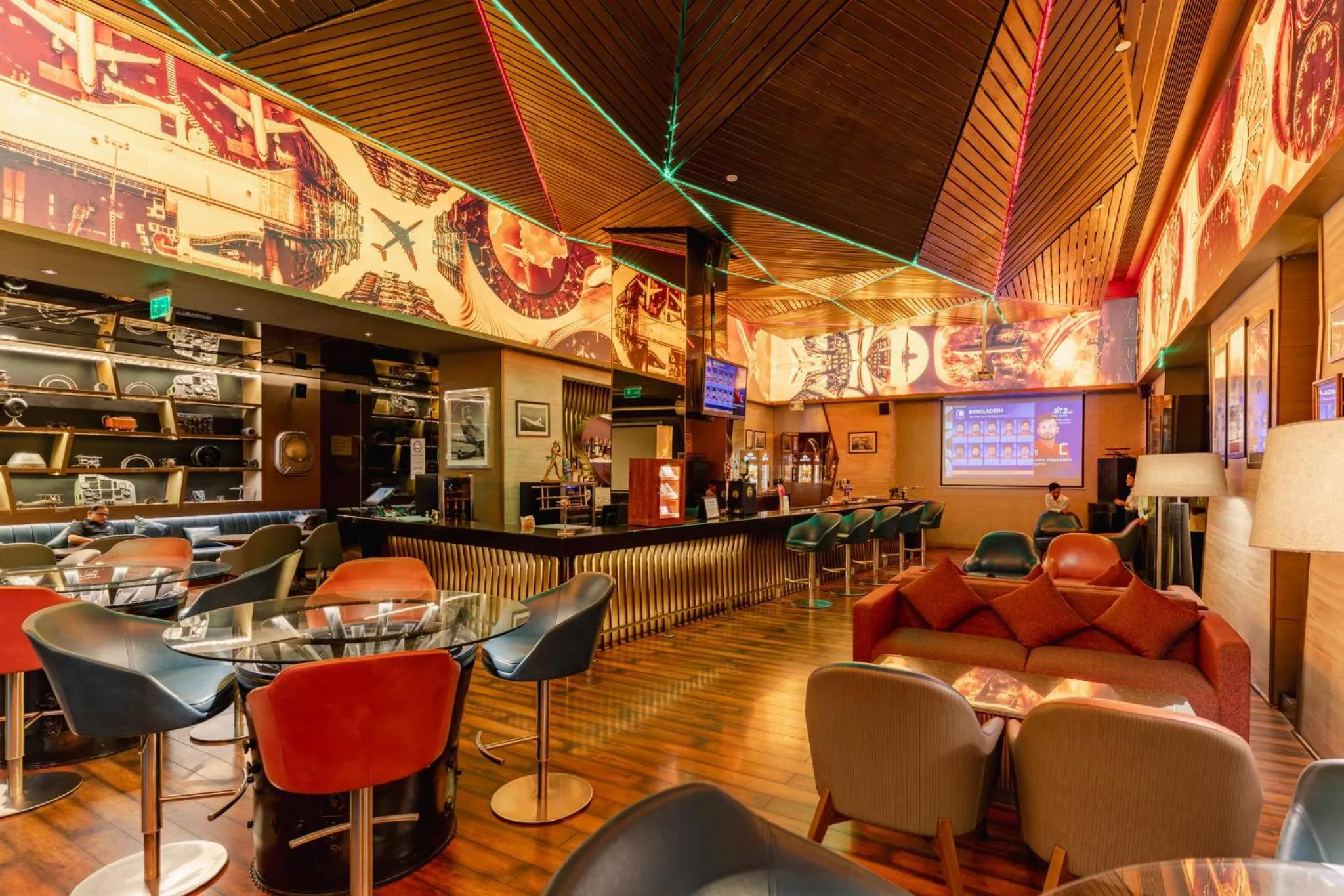 Lounge or bar in Holiday Inn New Delhi Aerocity by IHG