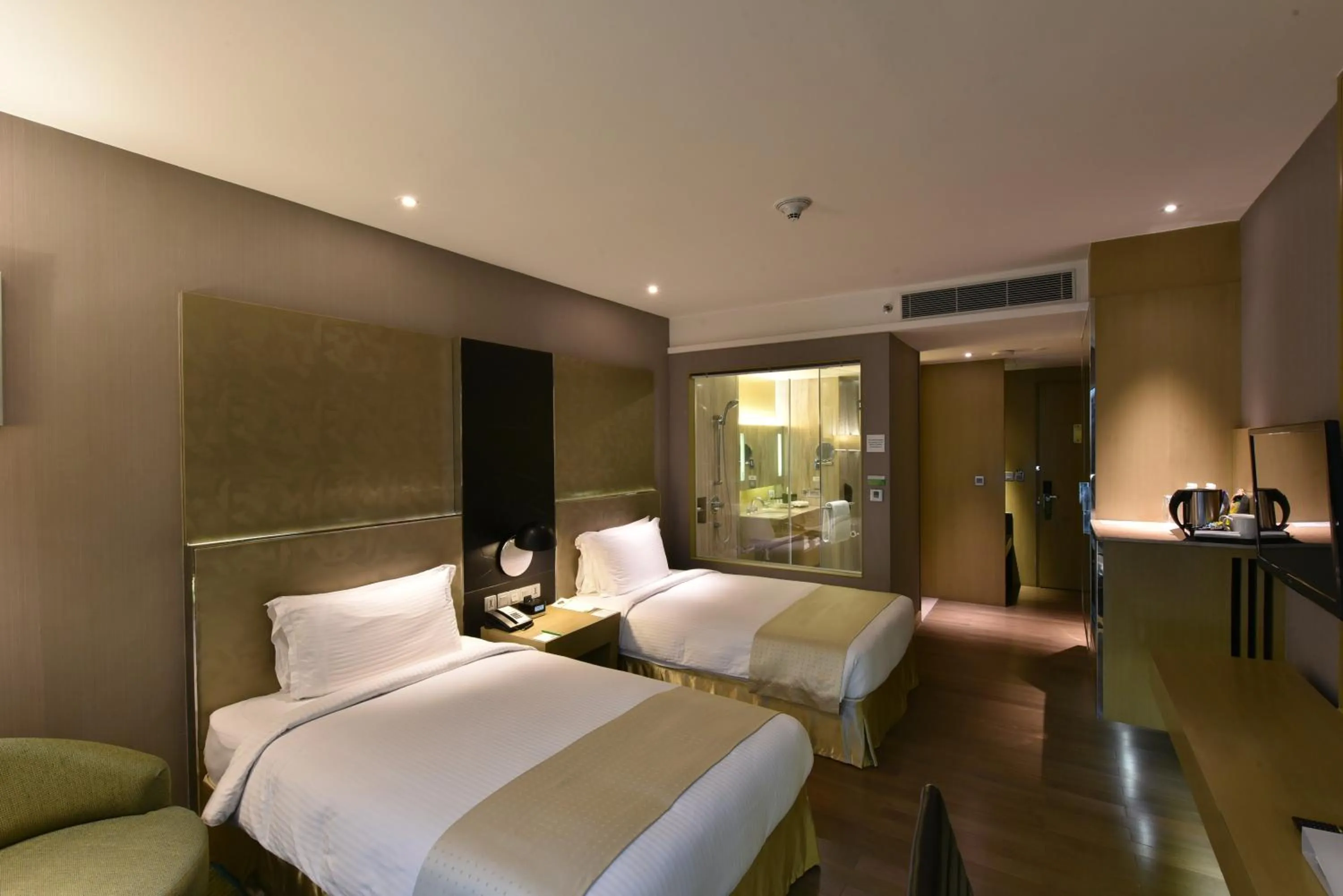 Photo of the whole room, Bed in Holiday Inn New Delhi Aerocity by IHG