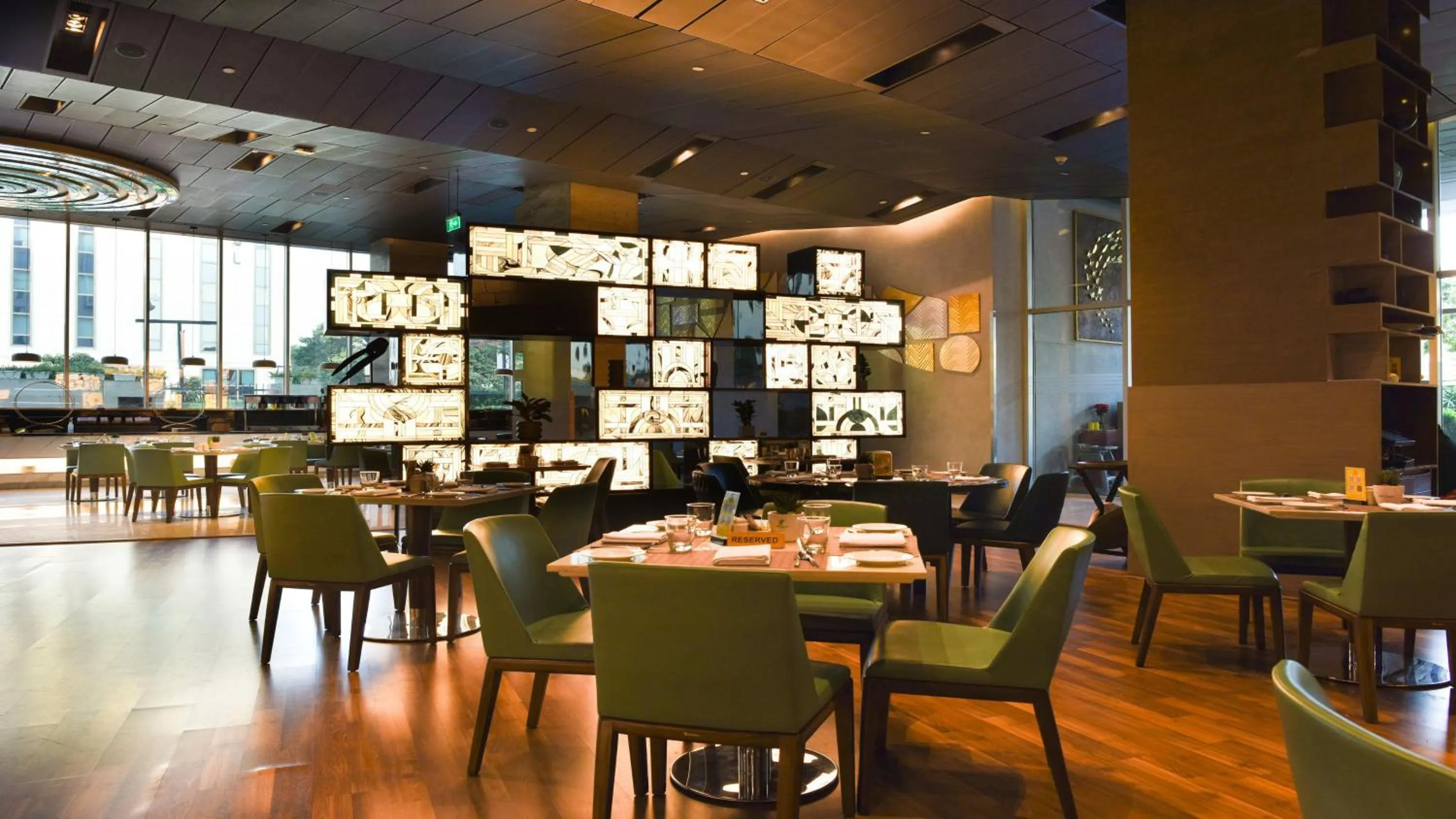Restaurant/places to eat in Holiday Inn New Delhi Aerocity by IHG