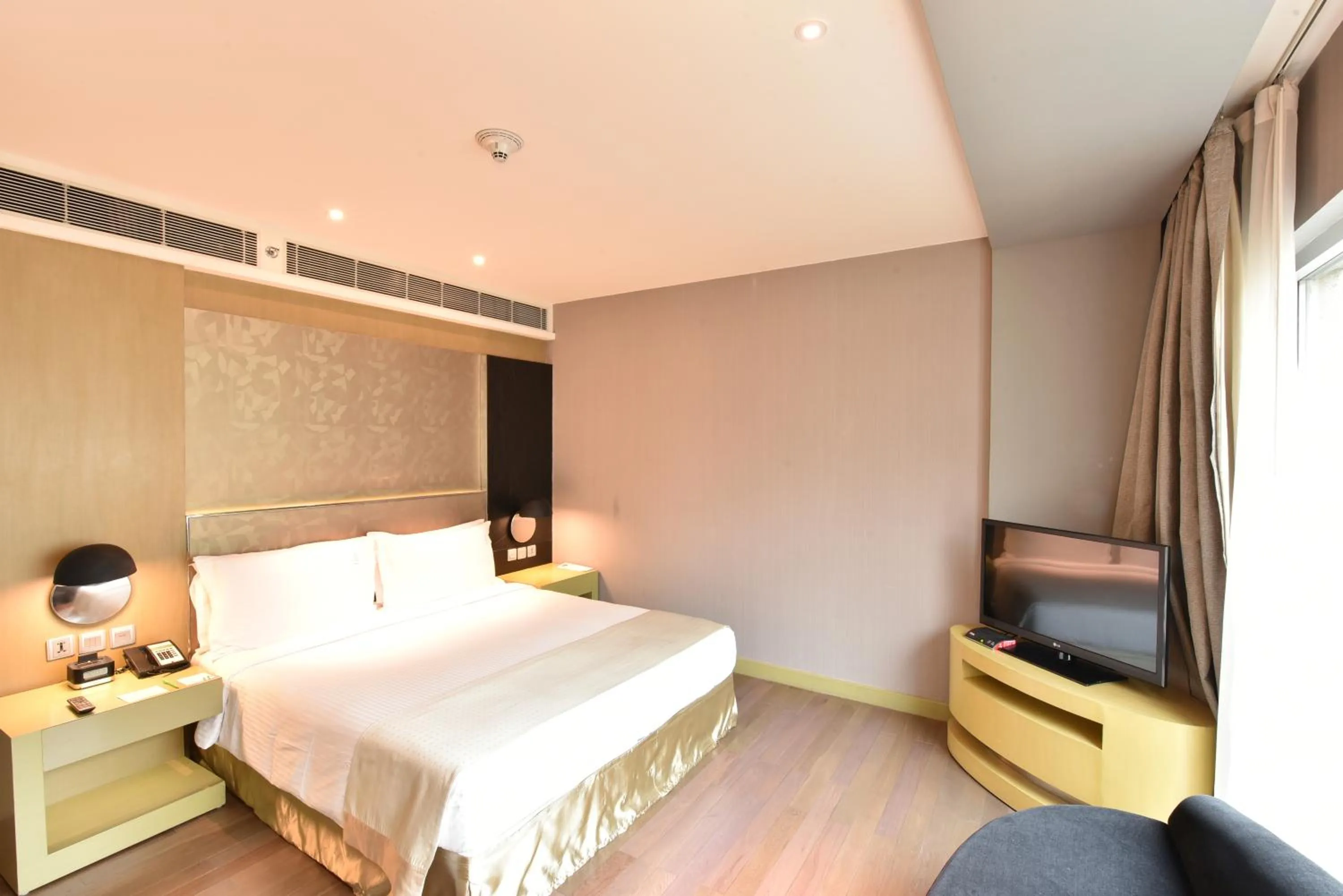 Bedroom, Bed in Holiday Inn New Delhi Aerocity by IHG