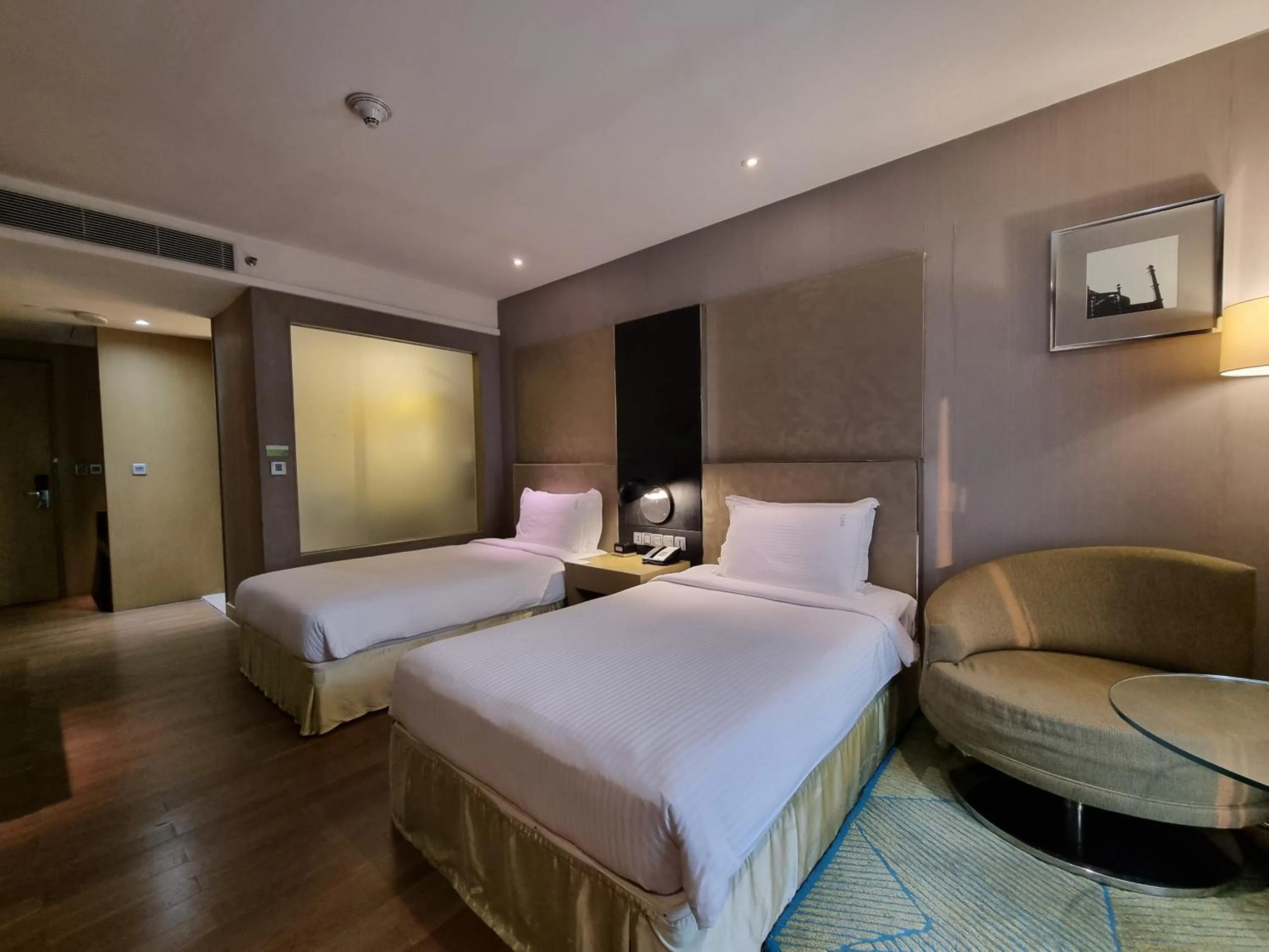 Photo of the whole room, Bed in Holiday Inn New Delhi Aerocity by IHG