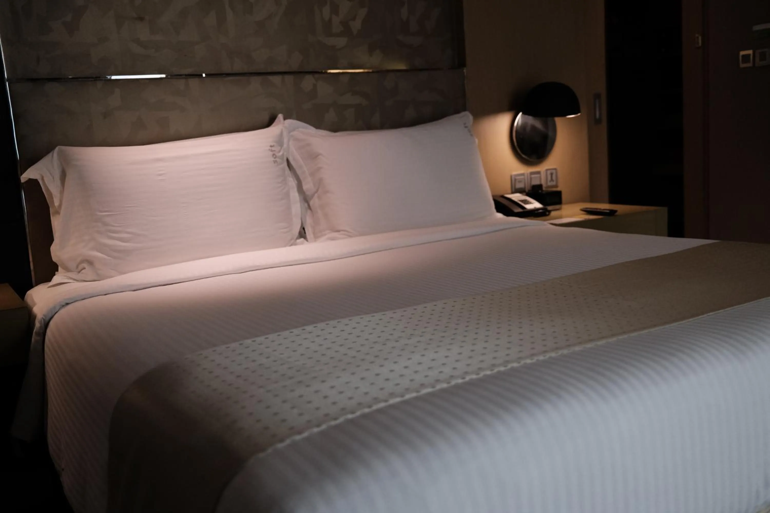 Bed in Holiday Inn New Delhi Aerocity by IHG