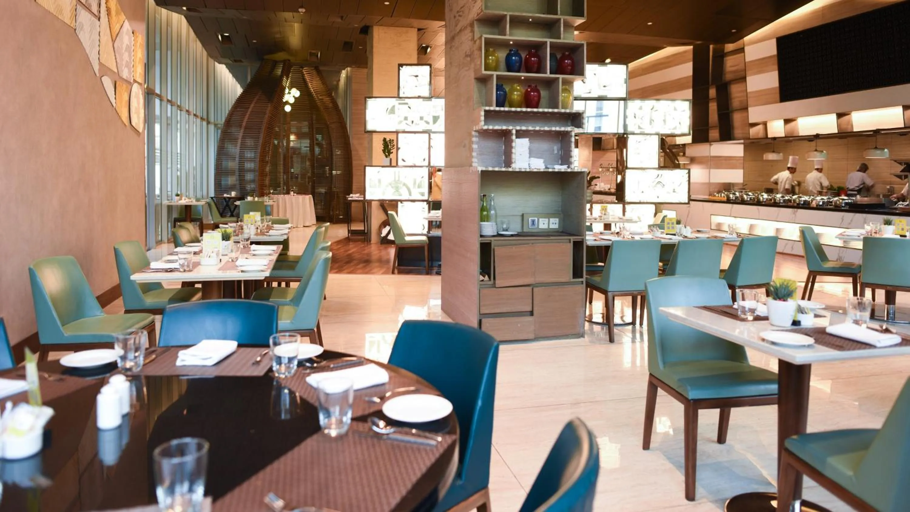 Restaurant/places to eat in Holiday Inn New Delhi Aerocity by IHG