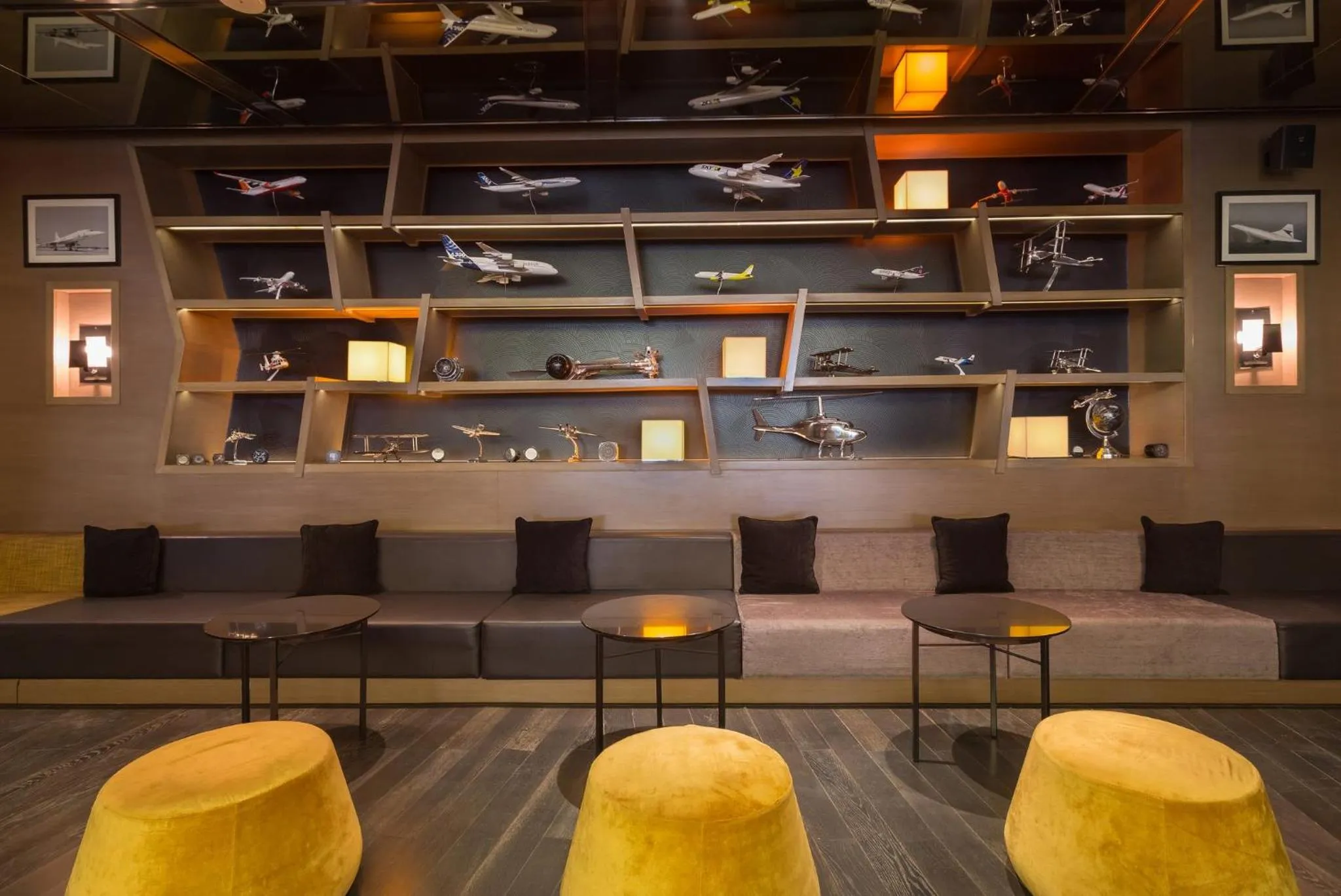 Lounge or bar in Holiday Inn New Delhi Aerocity by IHG