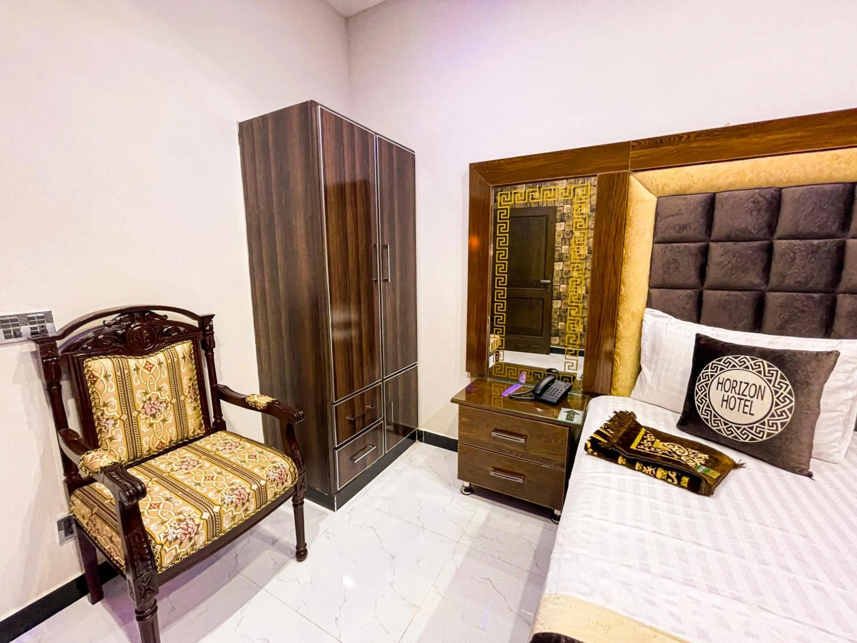 Seating area, Bed in Horizon Hotel