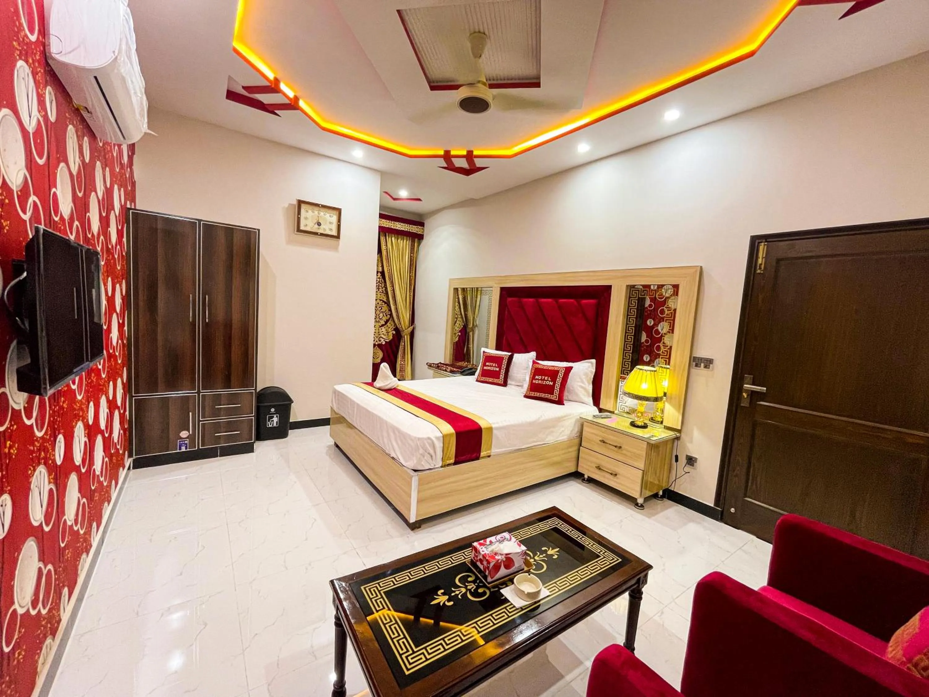 Photo of the whole room, Bed in Horizon Hotel